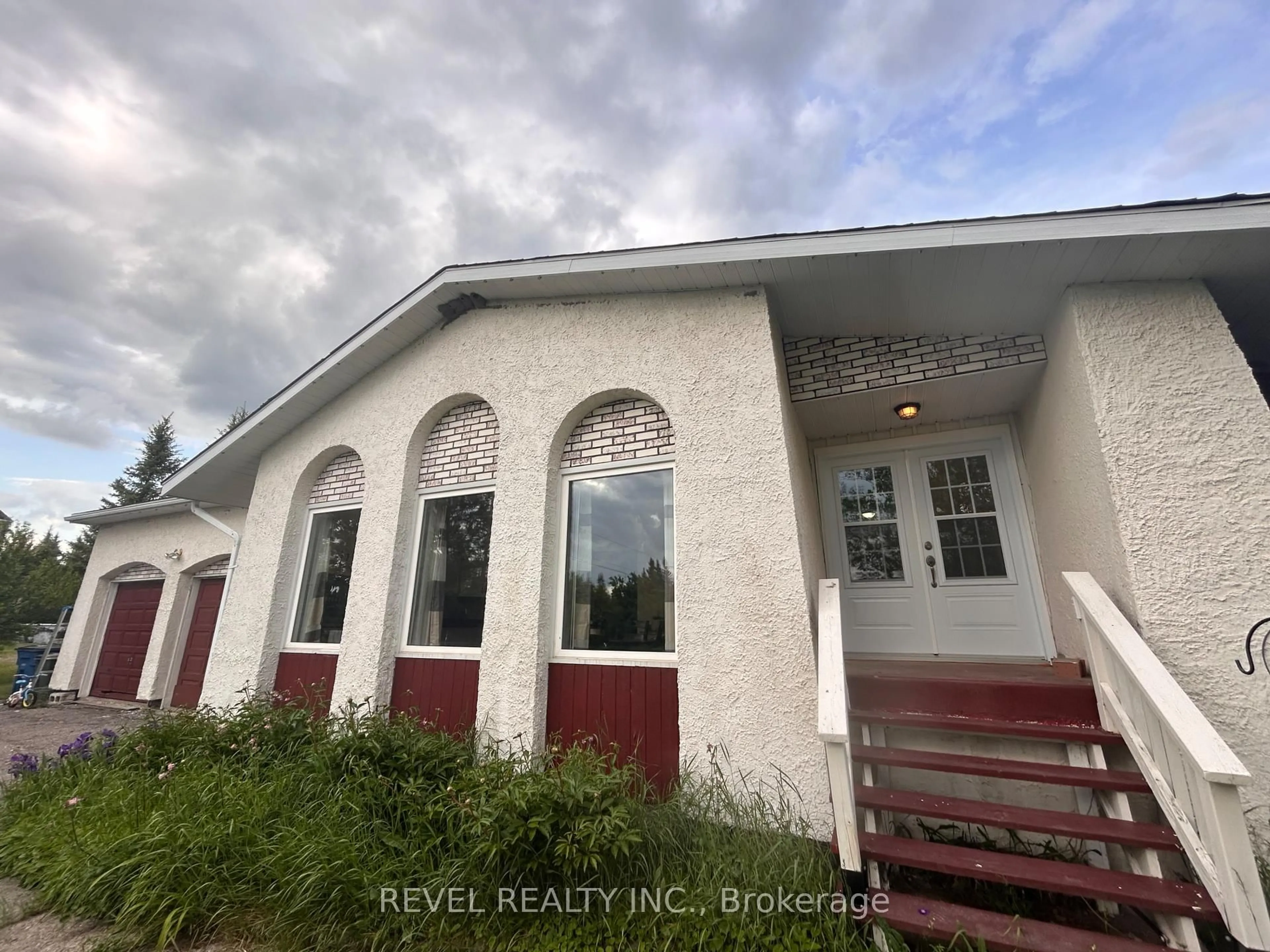 Home with vinyl exterior material, unknown for 1250 Highway 11, Cochrane Ontario P0L 1C0