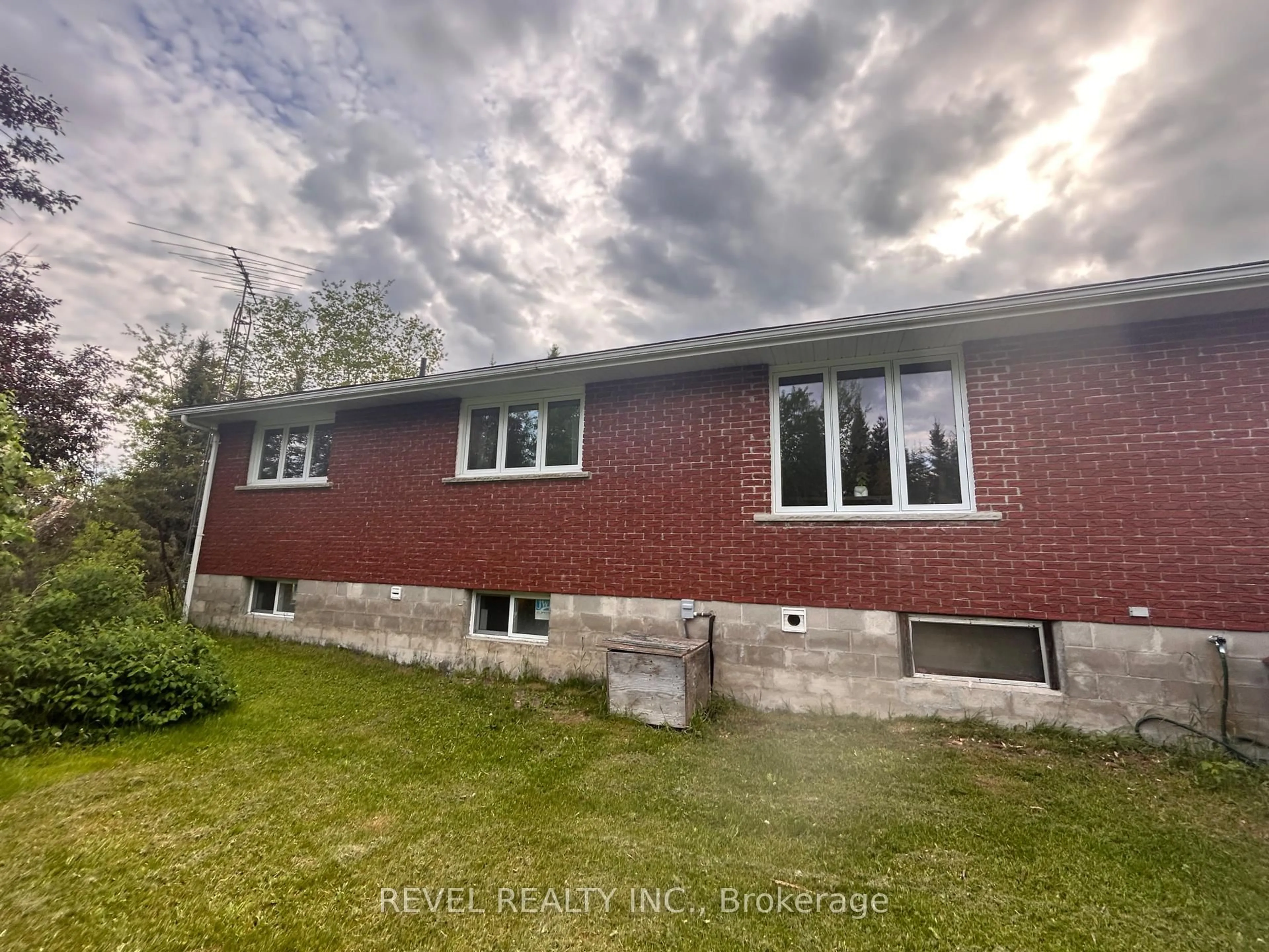 Home with brick exterior material, building for 1250 Highway 11, Cochrane Ontario P0L 1C0