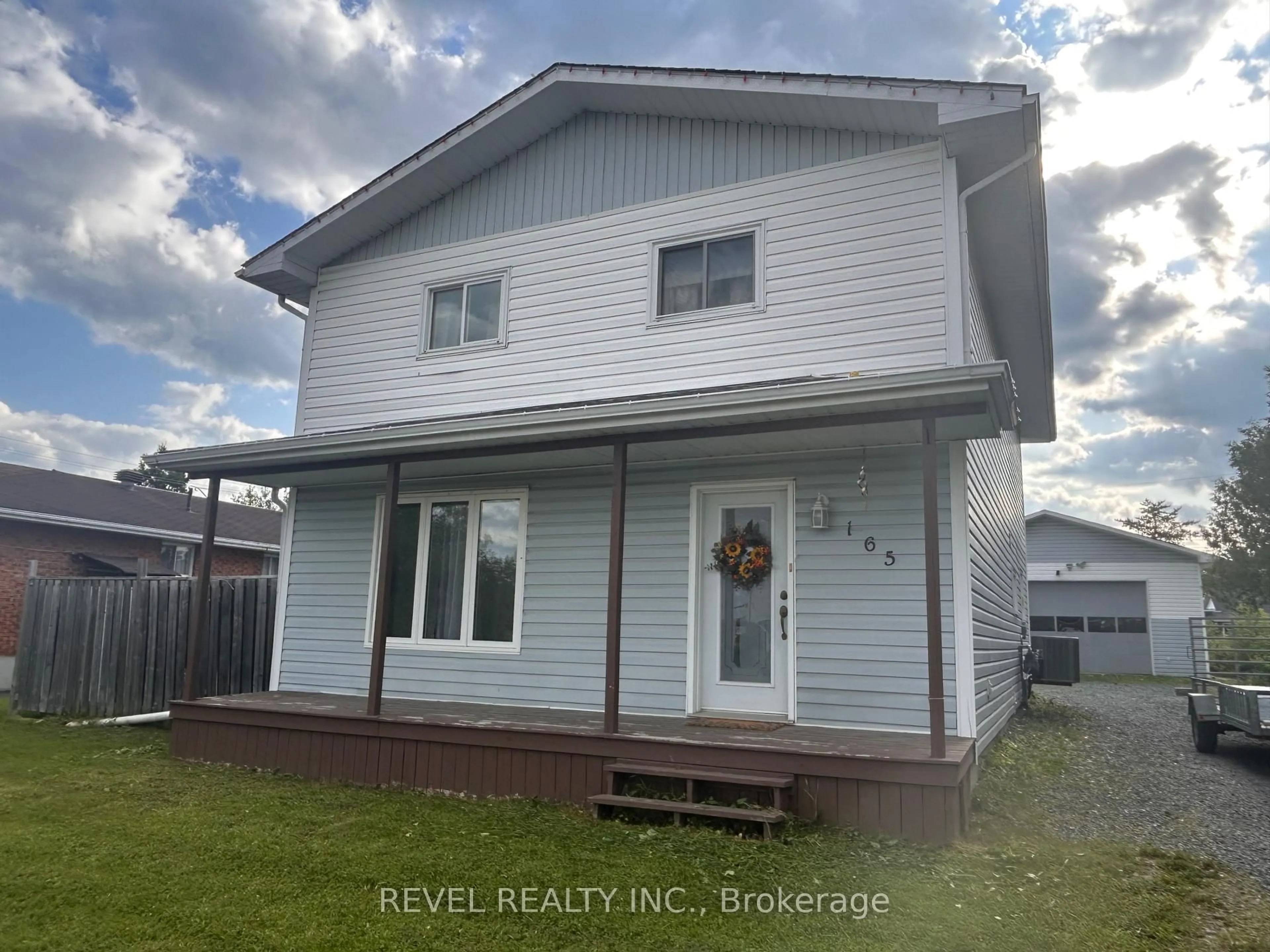 Home with vinyl exterior material, building for 165 Seventeenth Ave, Cochrane Ontario P0L 1C0