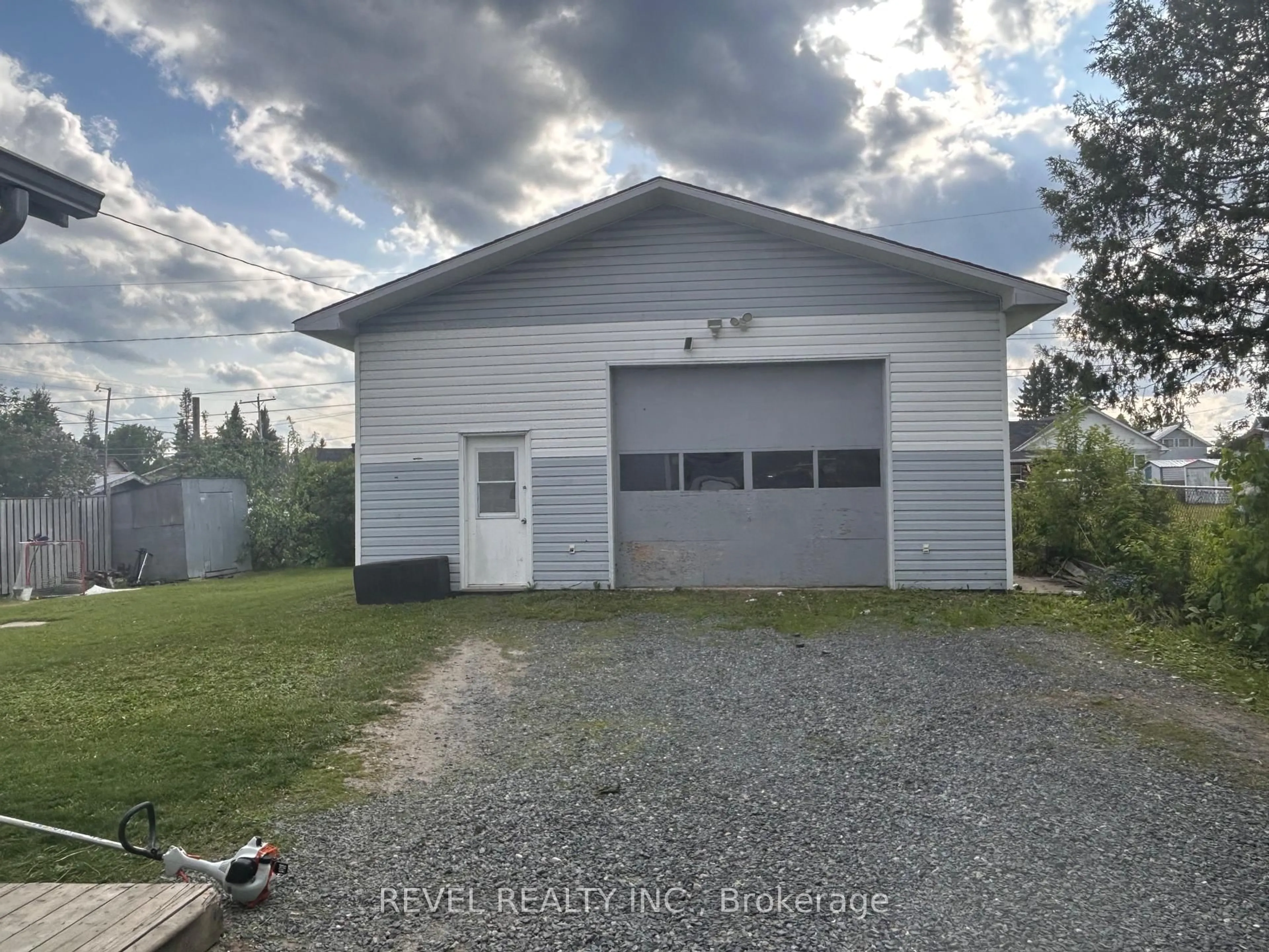 Indoor garage for 165 Seventeenth Ave, Cochrane Ontario P0L 1C0
