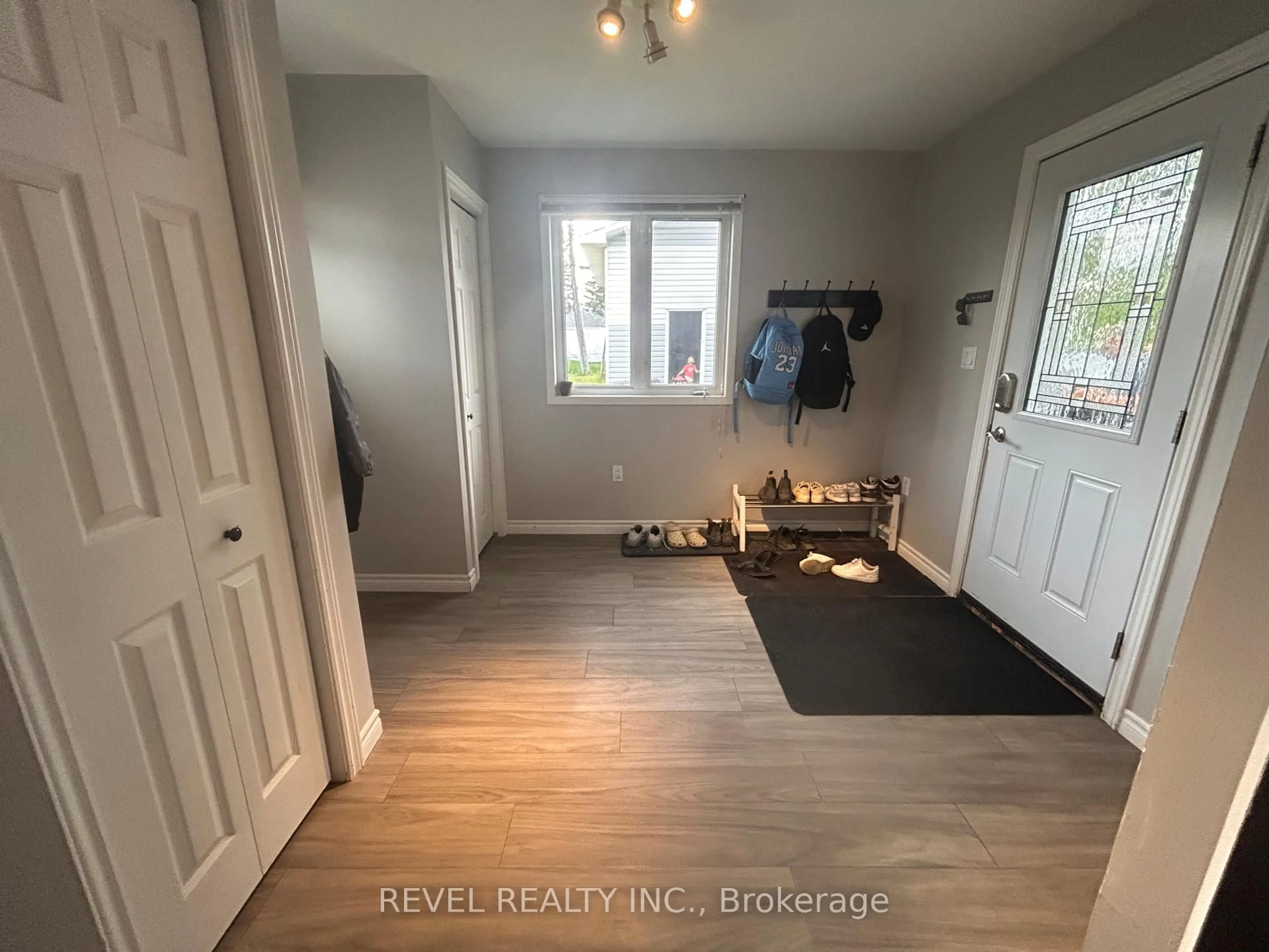 Indoor entryway for 165 Seventeenth Ave, Cochrane Ontario P0L 1C0