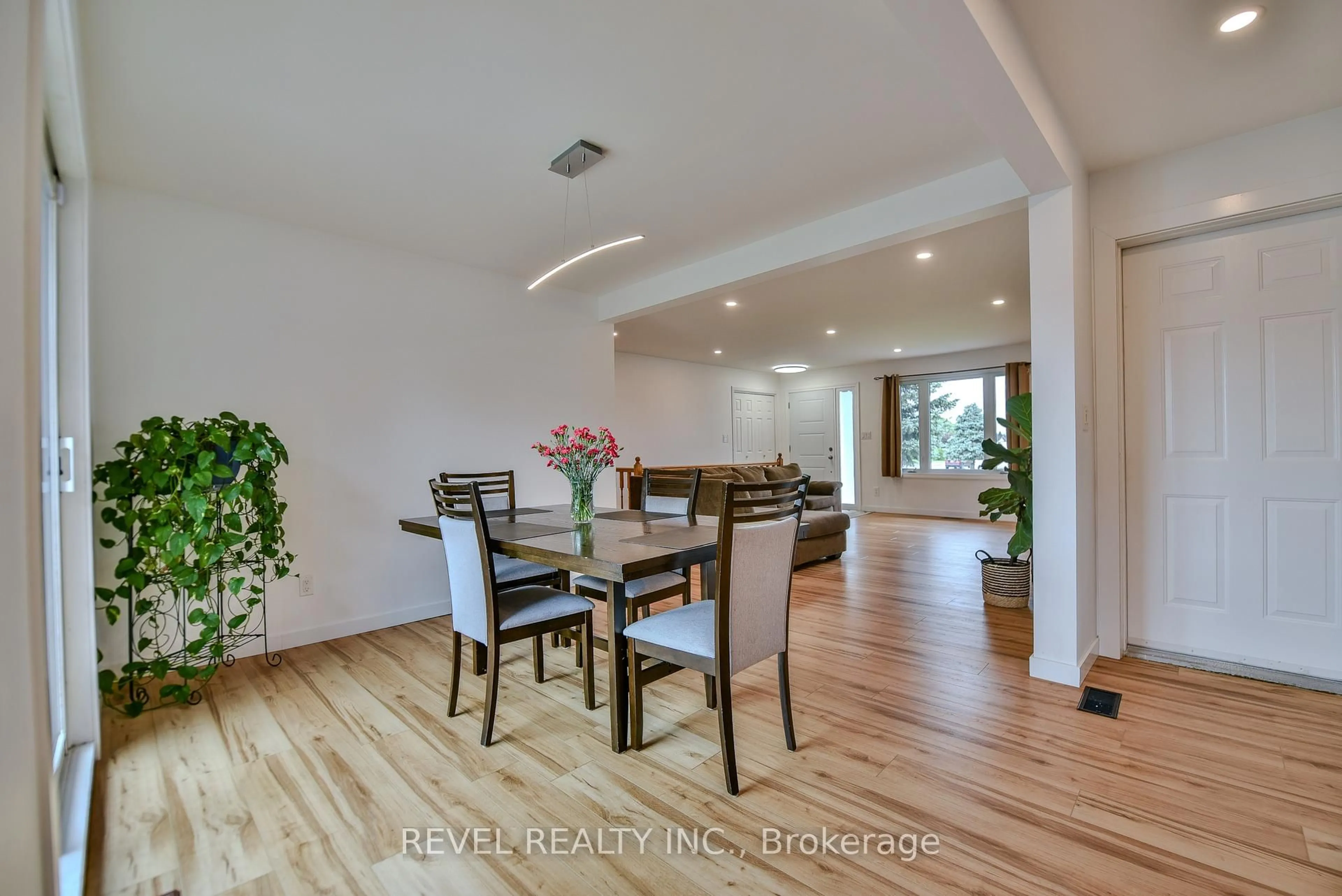 Dining room, wood/laminate floor for 222 Laurentian Cres, Timmins Ontario P4R 1J9