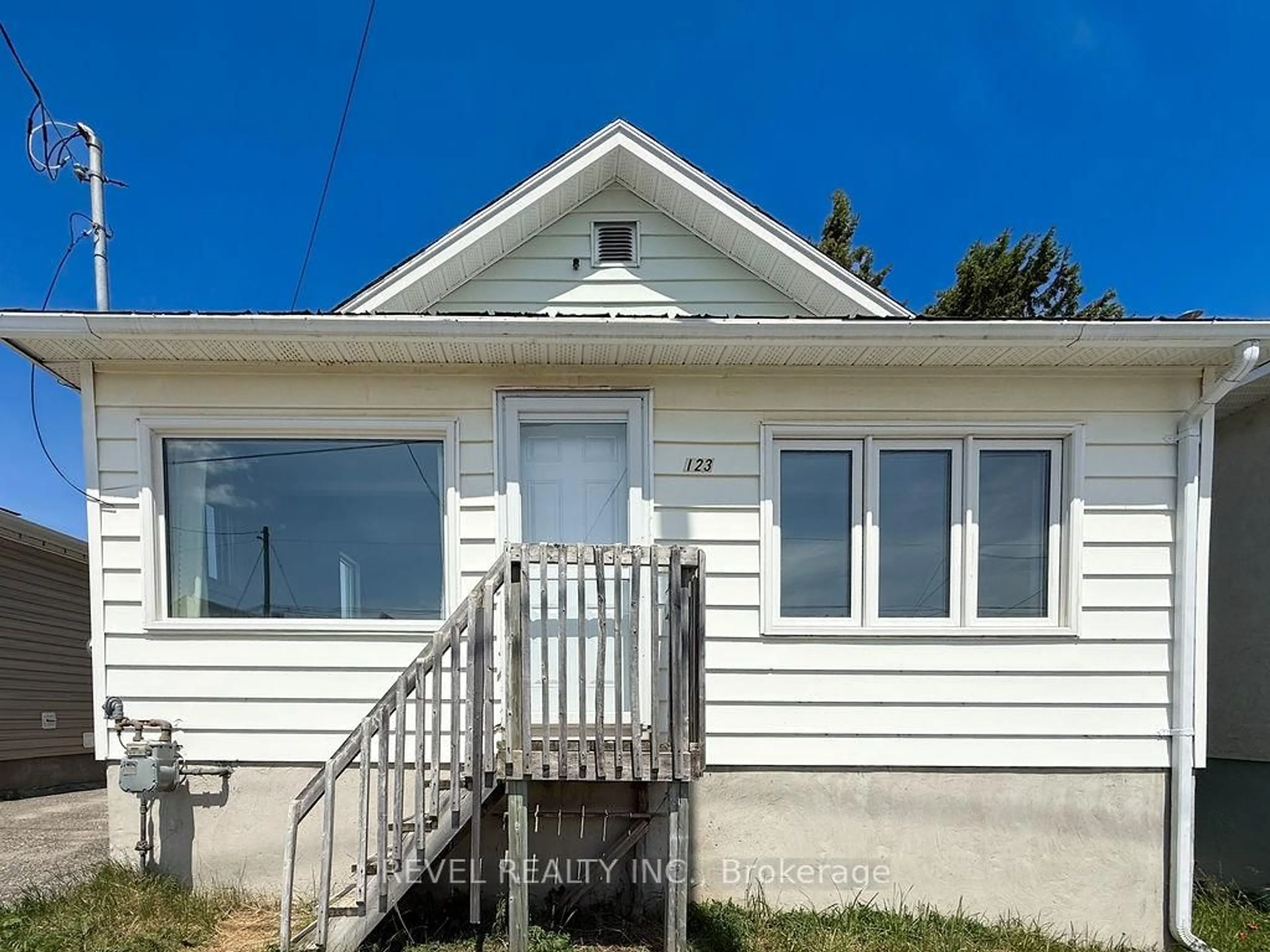 Home with vinyl exterior material, building for 123 Croatia Ave, Timmins Ontario P0N 1G0