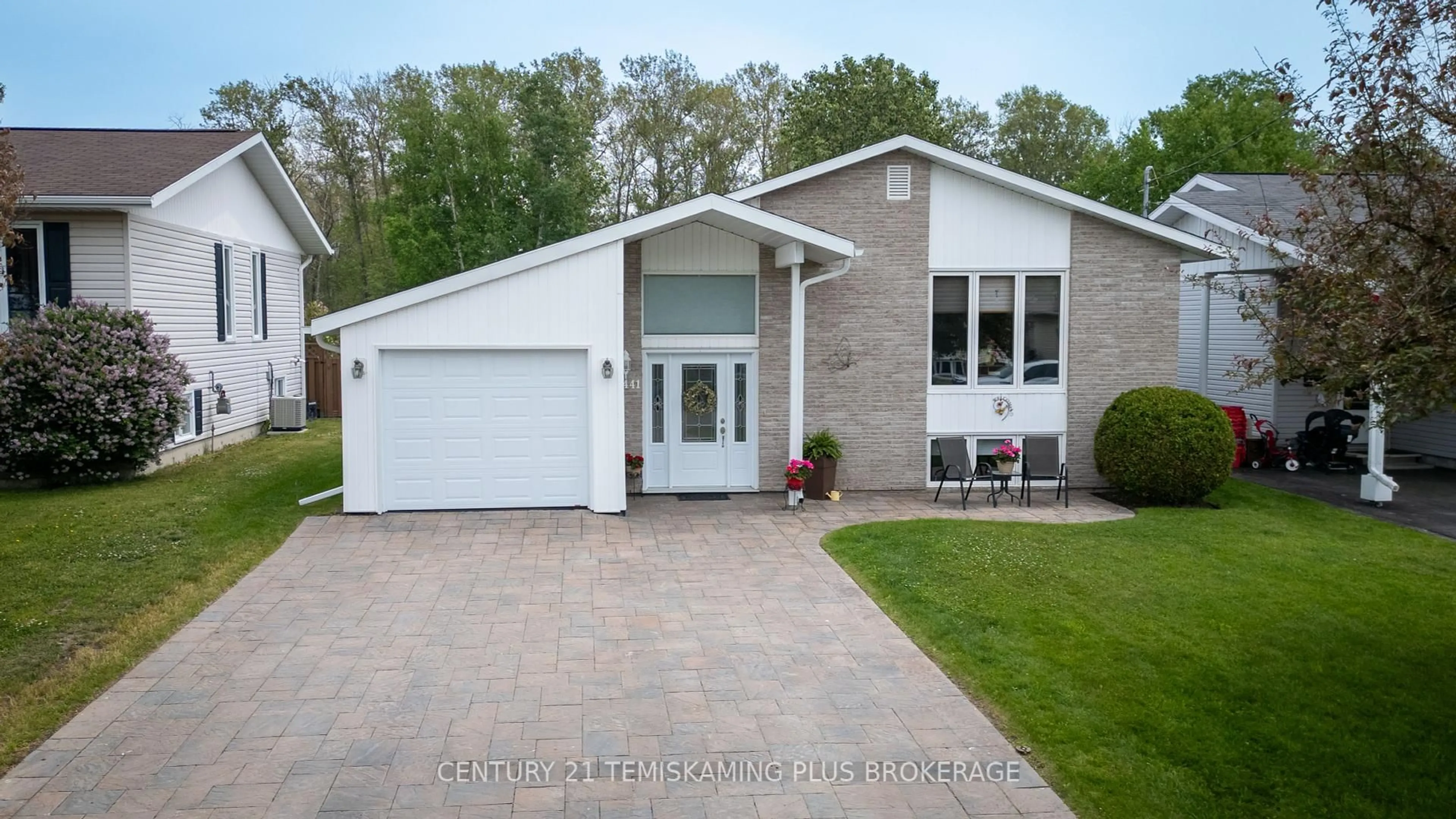 Home with vinyl exterior material, street for 441 BATESON St, Temiskaming Shores Ontario P0J 1P0