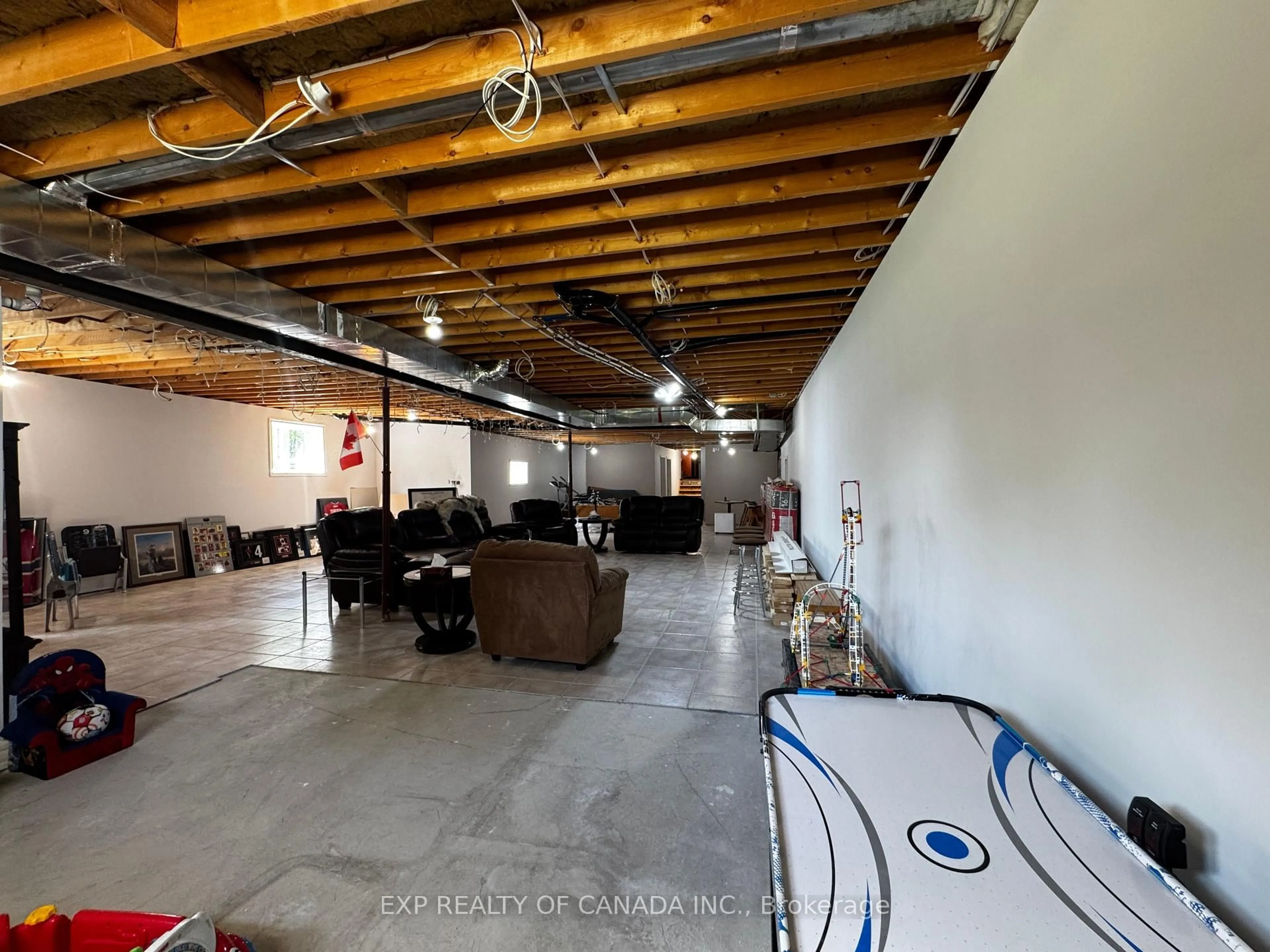 Indoor garage for 2449 Kraft Creek Rd, Timmins Ontario P4N 7C3