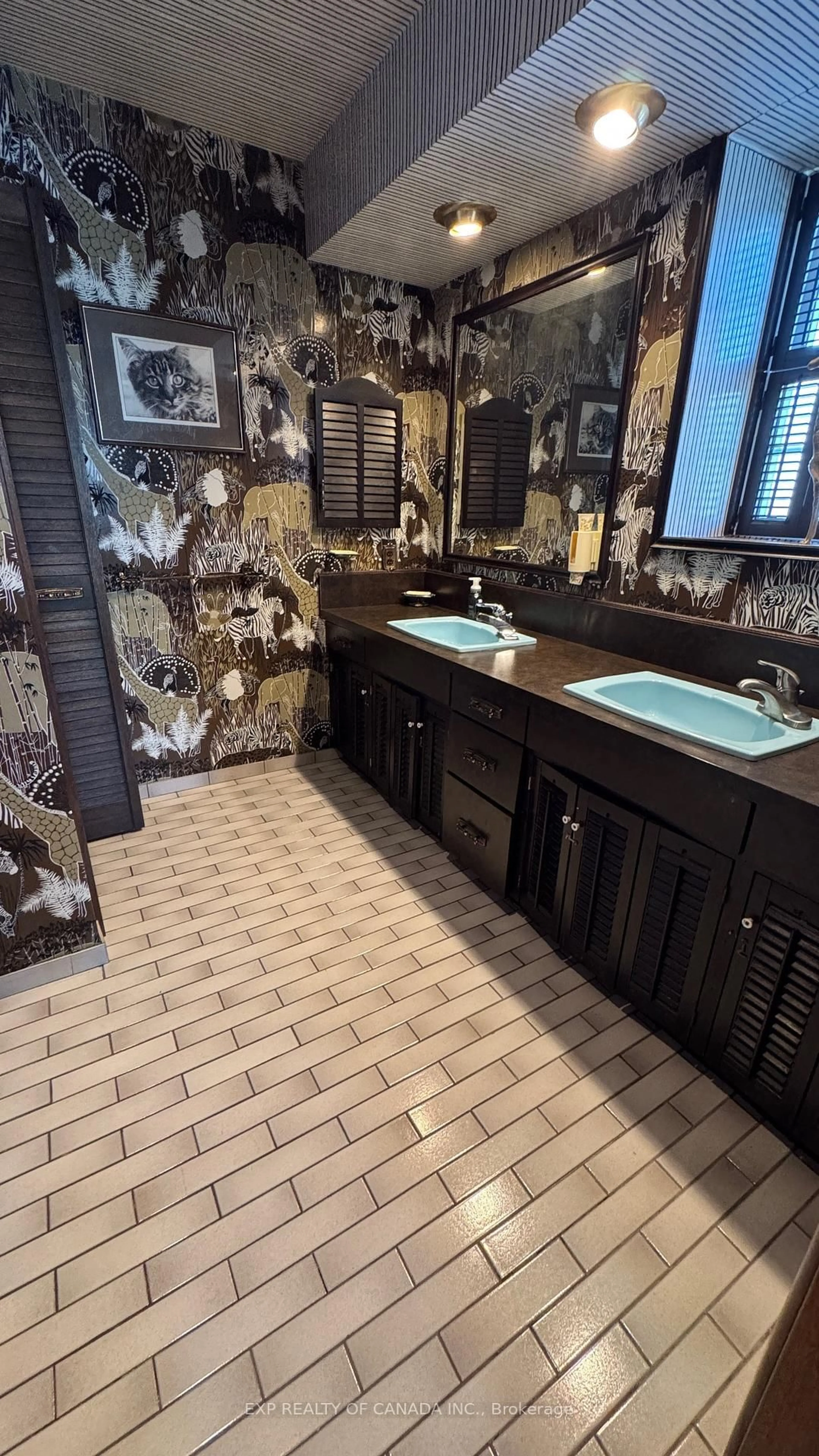 Contemporary bathroom, ceramic/tile floor for 367 Third Ave, Cochrane Ontario P0L 1C0