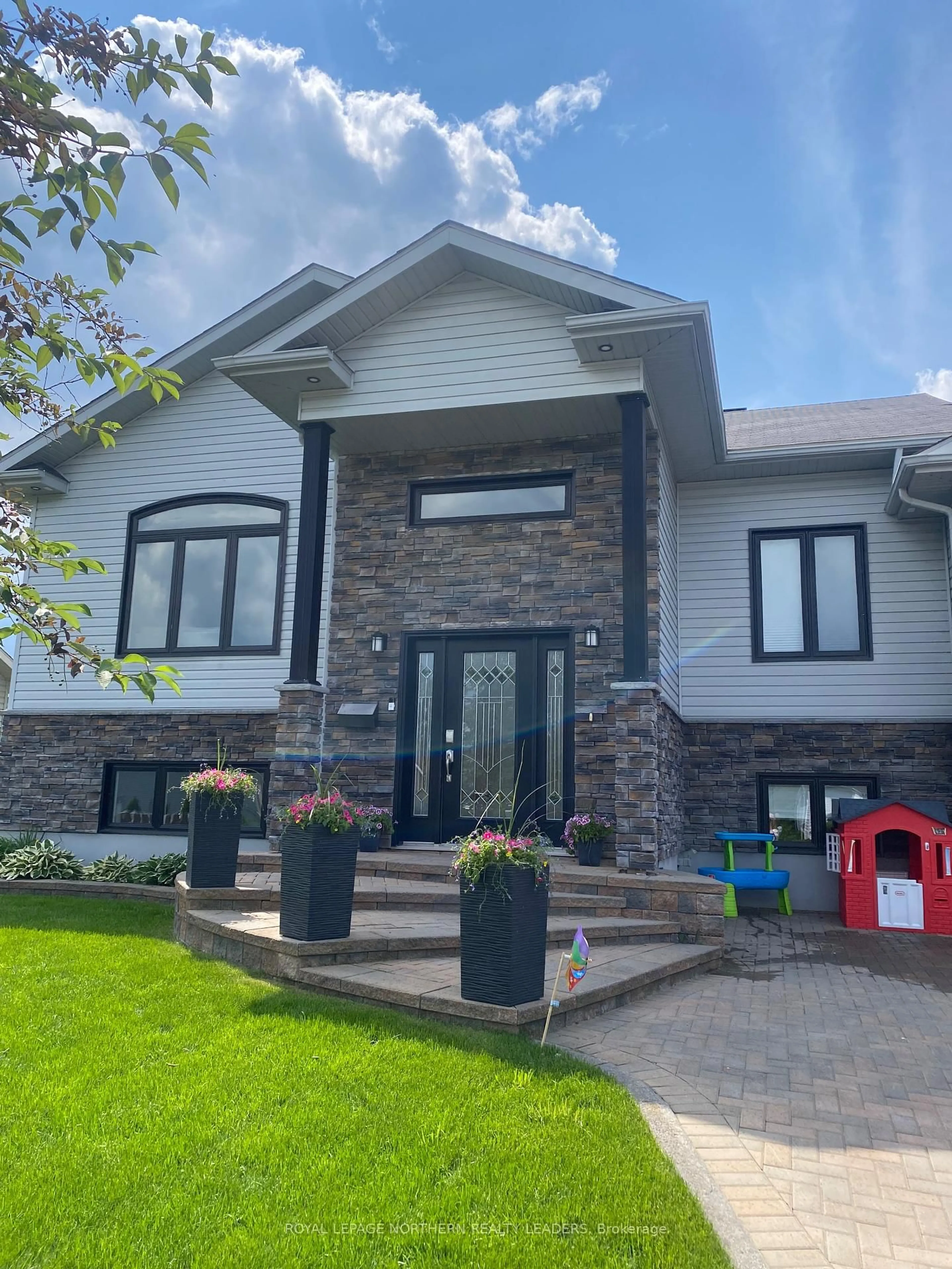 Home with vinyl exterior material, unknown for 85 Diamond Crt, Timmins Ontario P4R 1N6