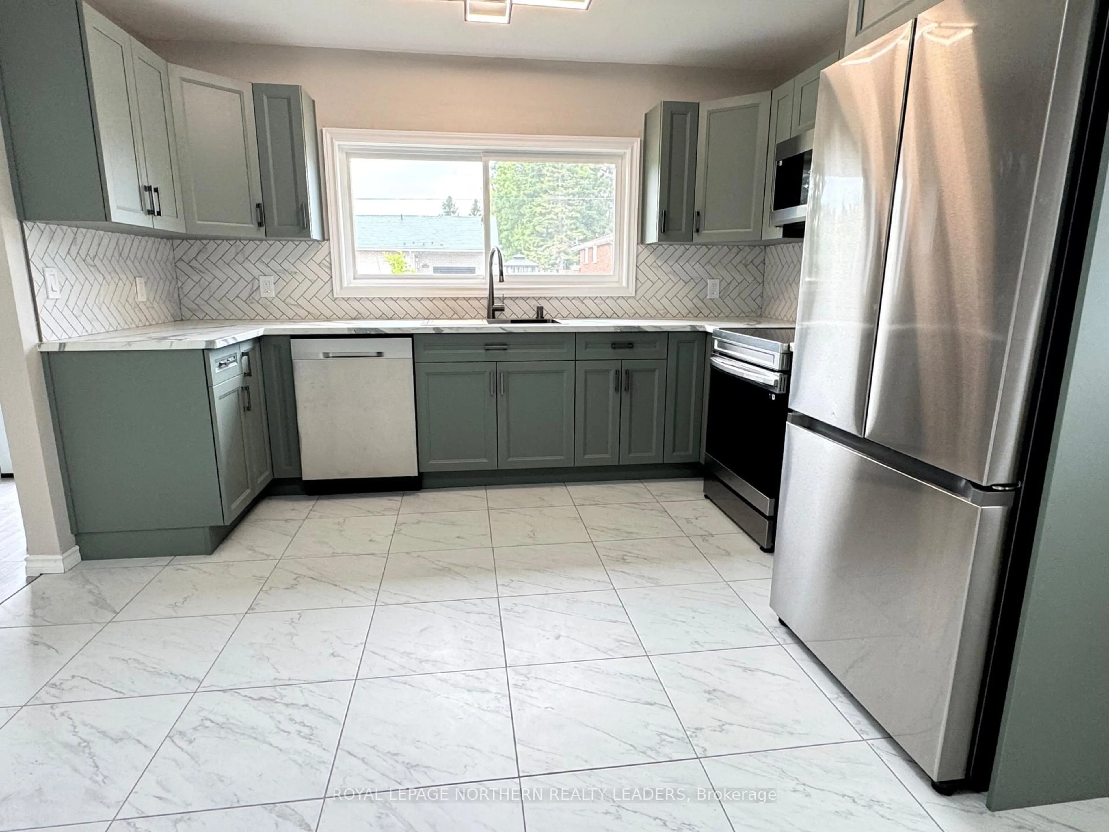 Standard kitchen, ceramic/tile floor for 257 Main St, Timmins Ontario P0N 1H0