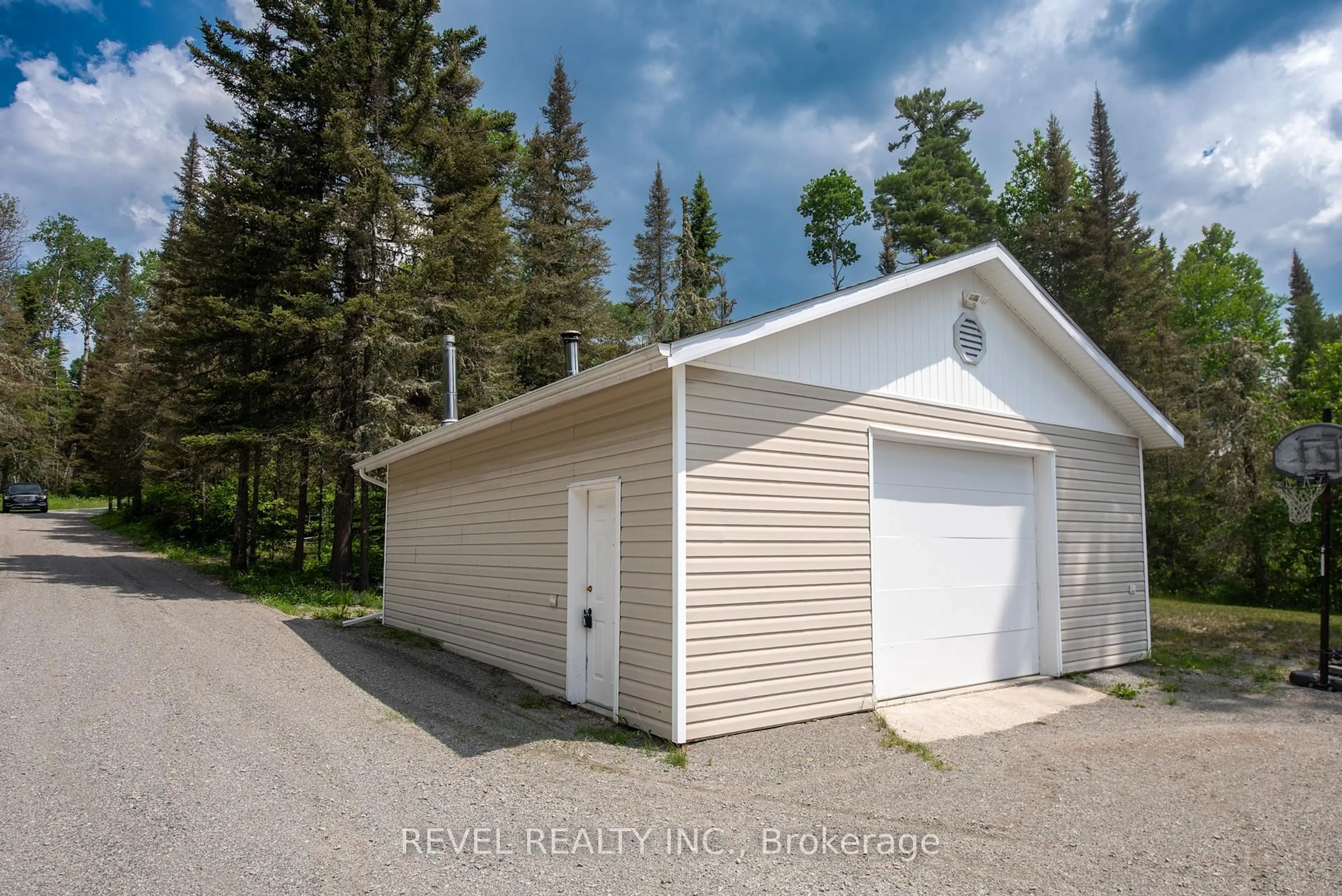 Indoor garage for 17 East Bay Rd, Timmins Ontario P4N 7C7