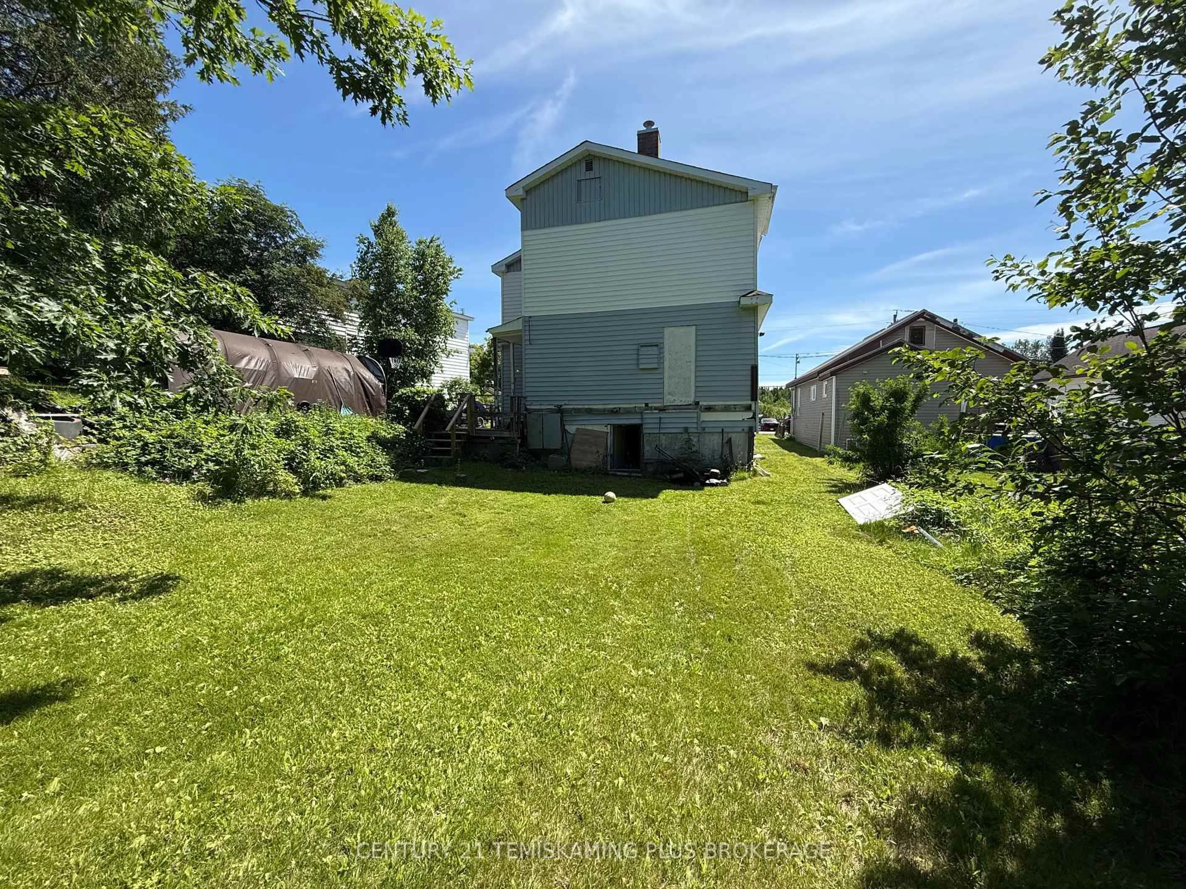 A pic from outside/outdoor area/front of a property/back of a property/a pic from drone, building for 610 Government Rd, Kirkland Lake Ontario P0K 1A0