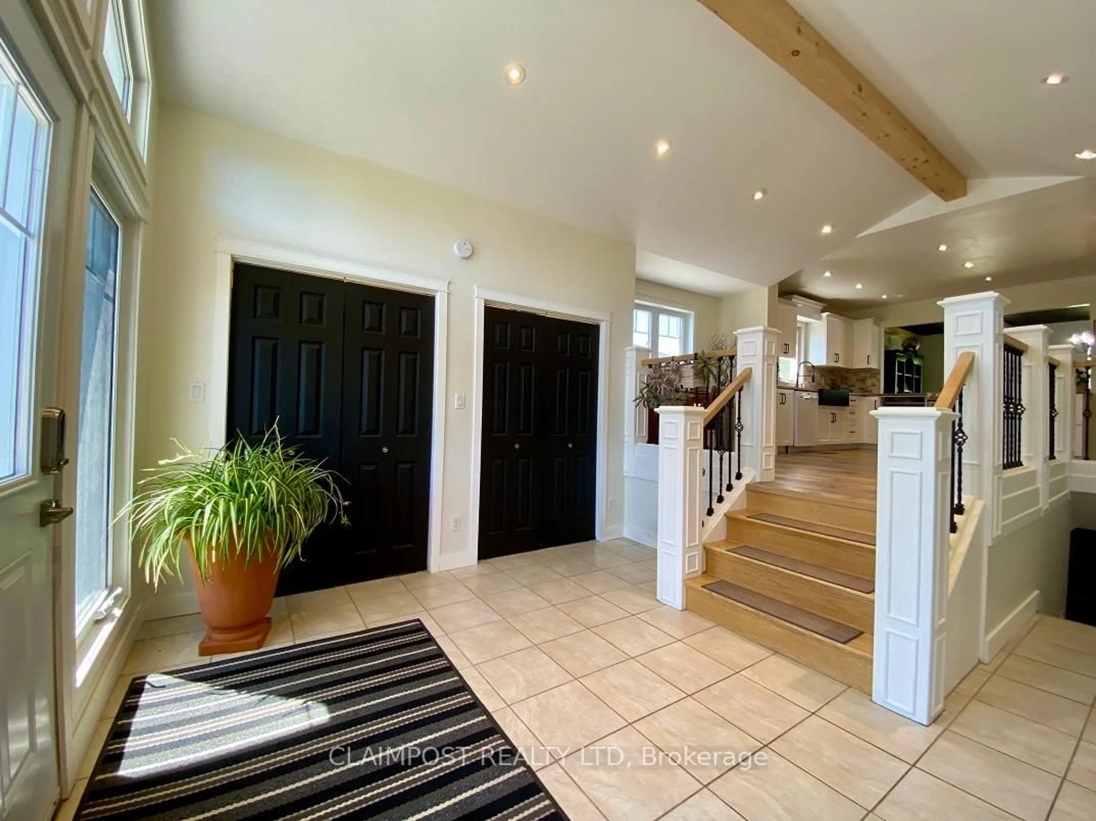 Indoor foyer for 1244 Victoria Rd, Iroquois Falls Ontario P0K 1E0