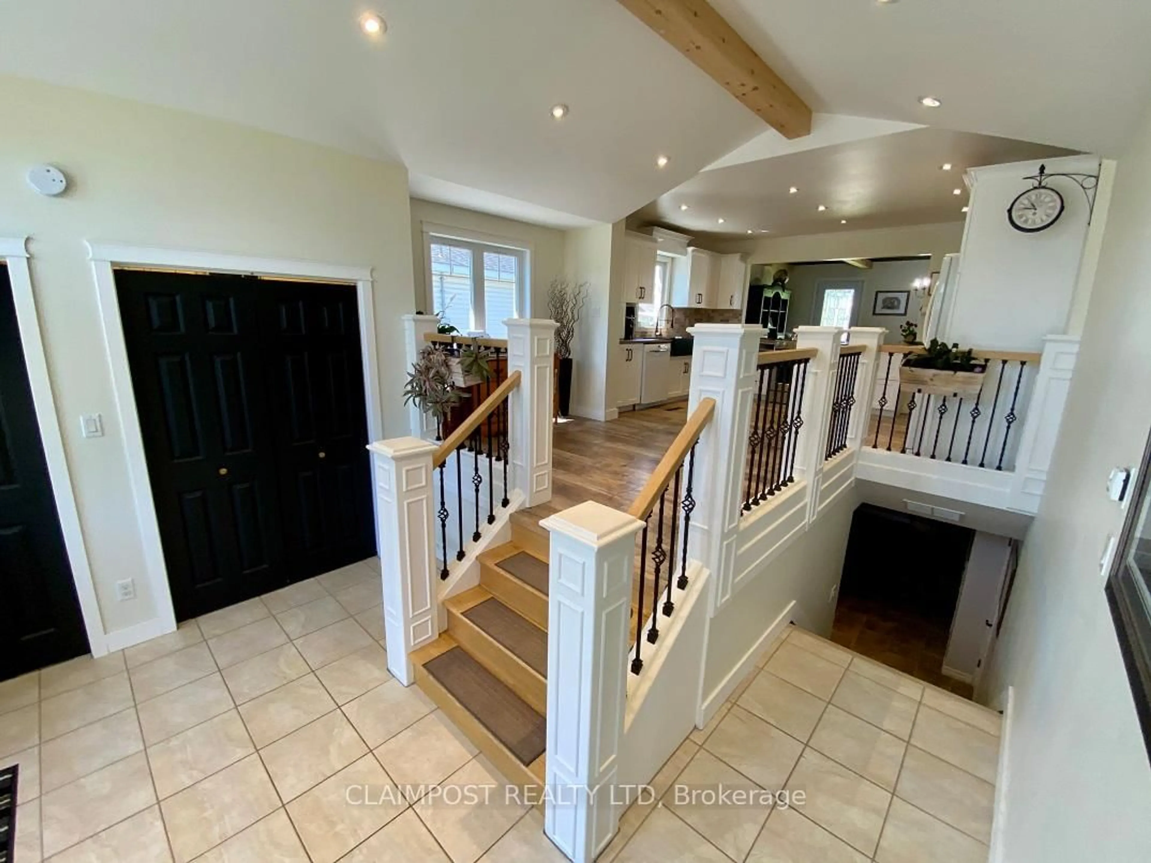 Indoor foyer for 1244 Victoria Rd, Iroquois Falls Ontario P0K 1E0