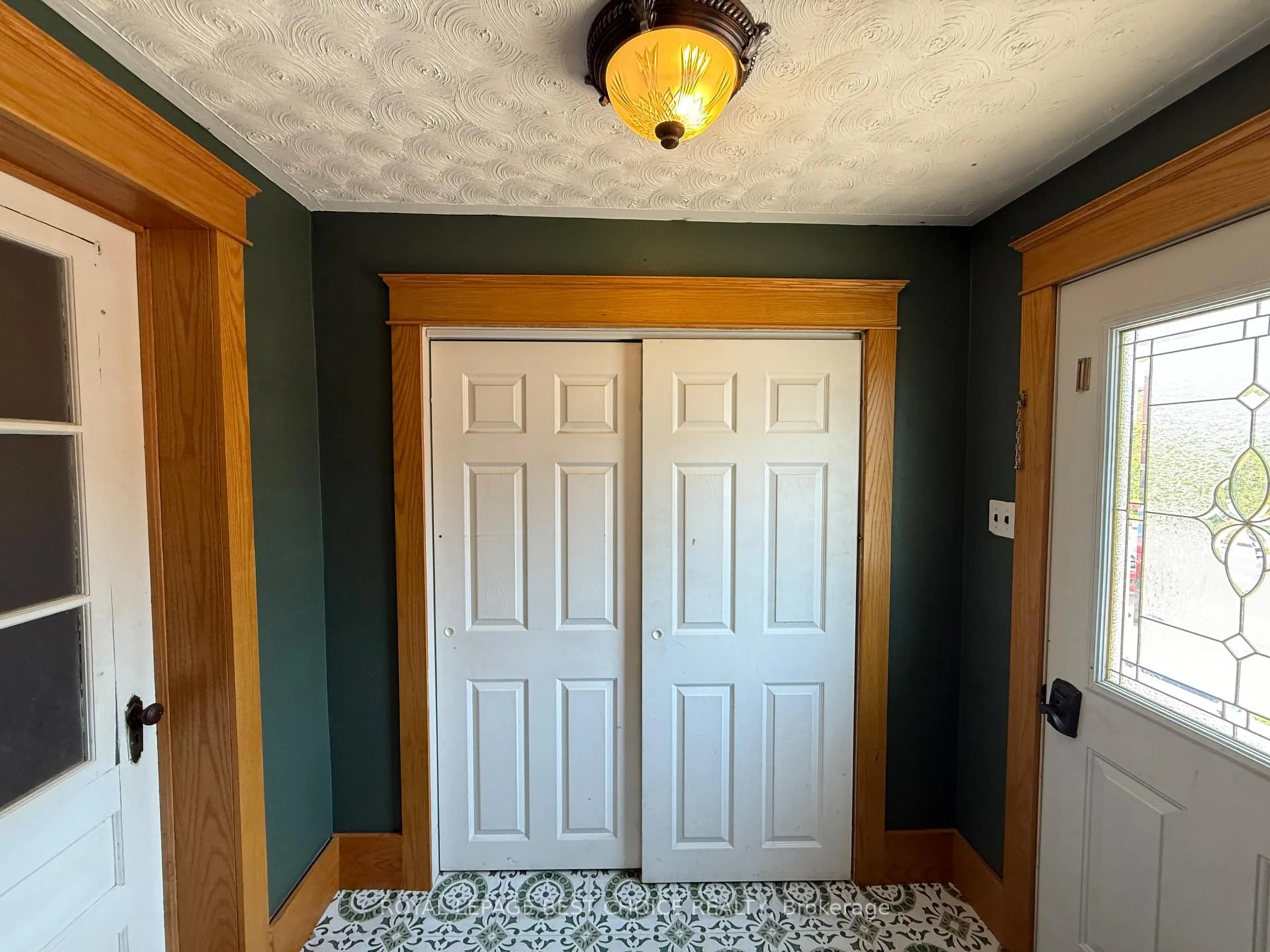 Indoor entryway for 60 Lakeshore Rd, Temiskaming Shores Ontario P0J 1P0