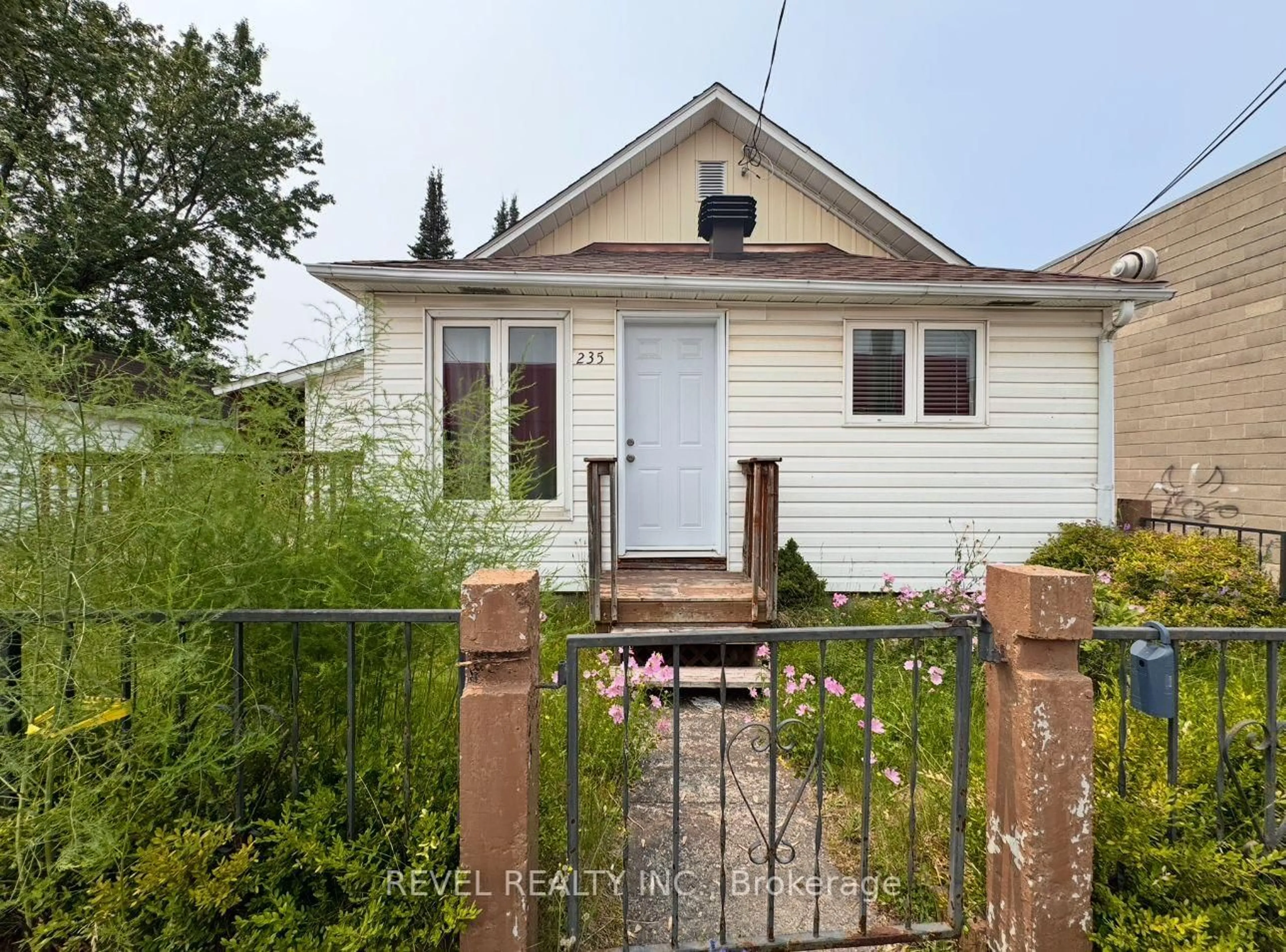 A pic from outside/outdoor area/front of a property/back of a property/a pic from drone, street for 235 Spruce St, Timmins Ontario P4N 2M8