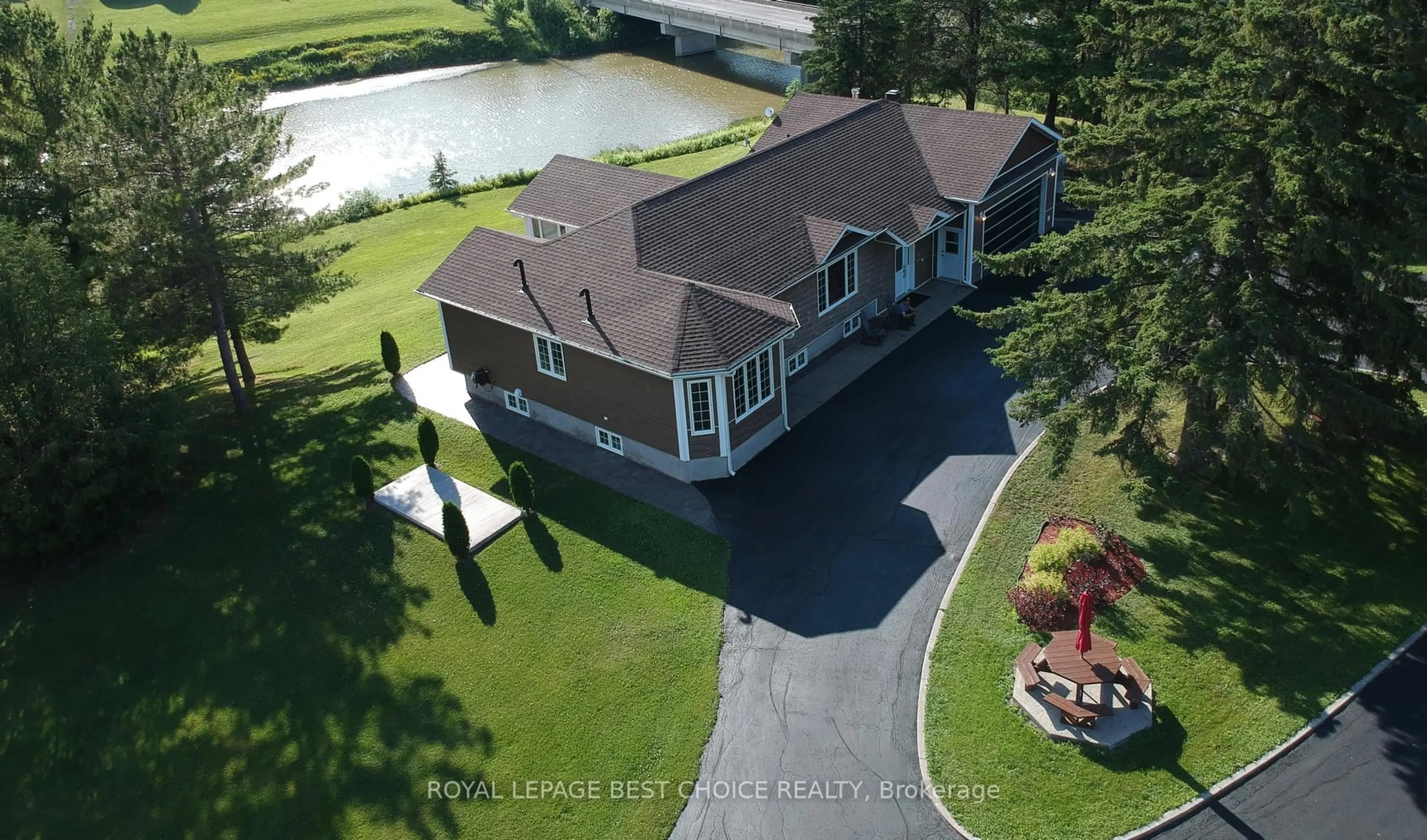 A pic from outside/outdoor area/front of a property/back of a property/a pic from drone, water/lake/river/ocean view for 804164 Golf Course Rd, Temiskaming Shores Ontario P0J 1P0