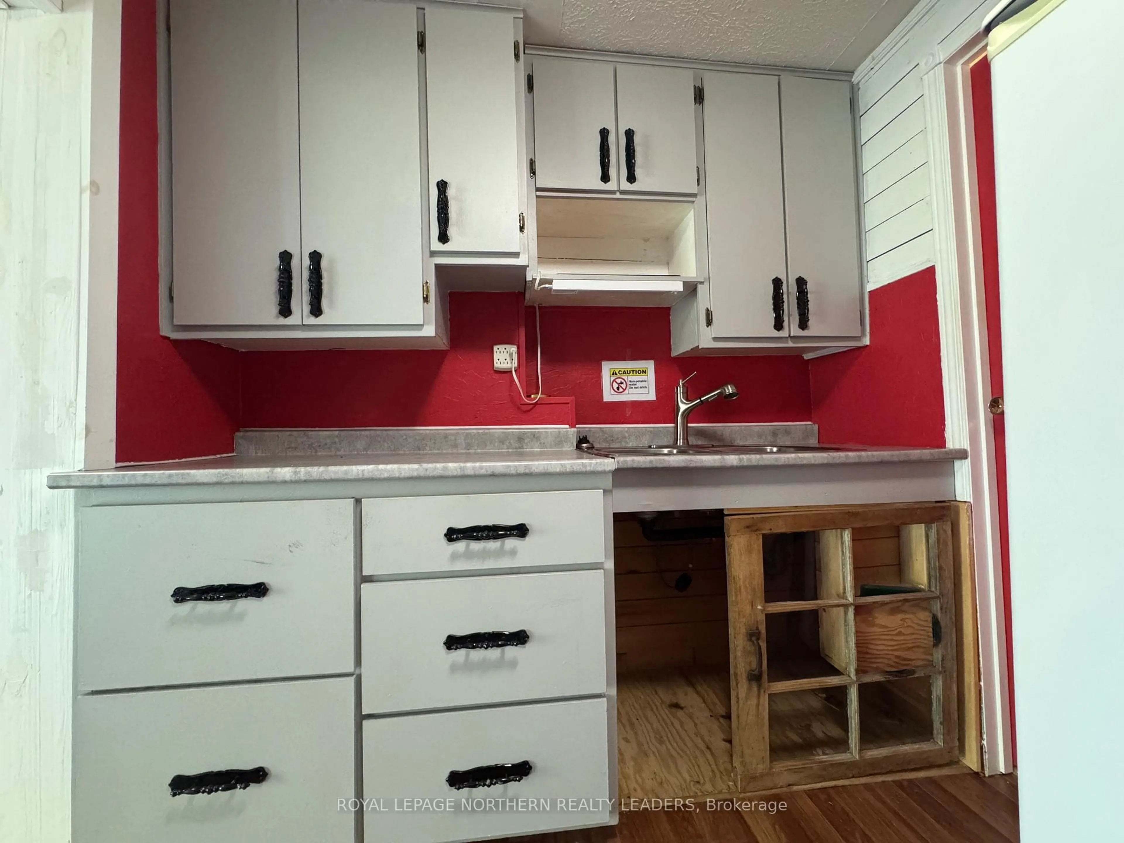 Standard kitchen, wood/laminate floor for 4-5050 Kamiskotia Rd, Timmins Ontario P4N 7E3