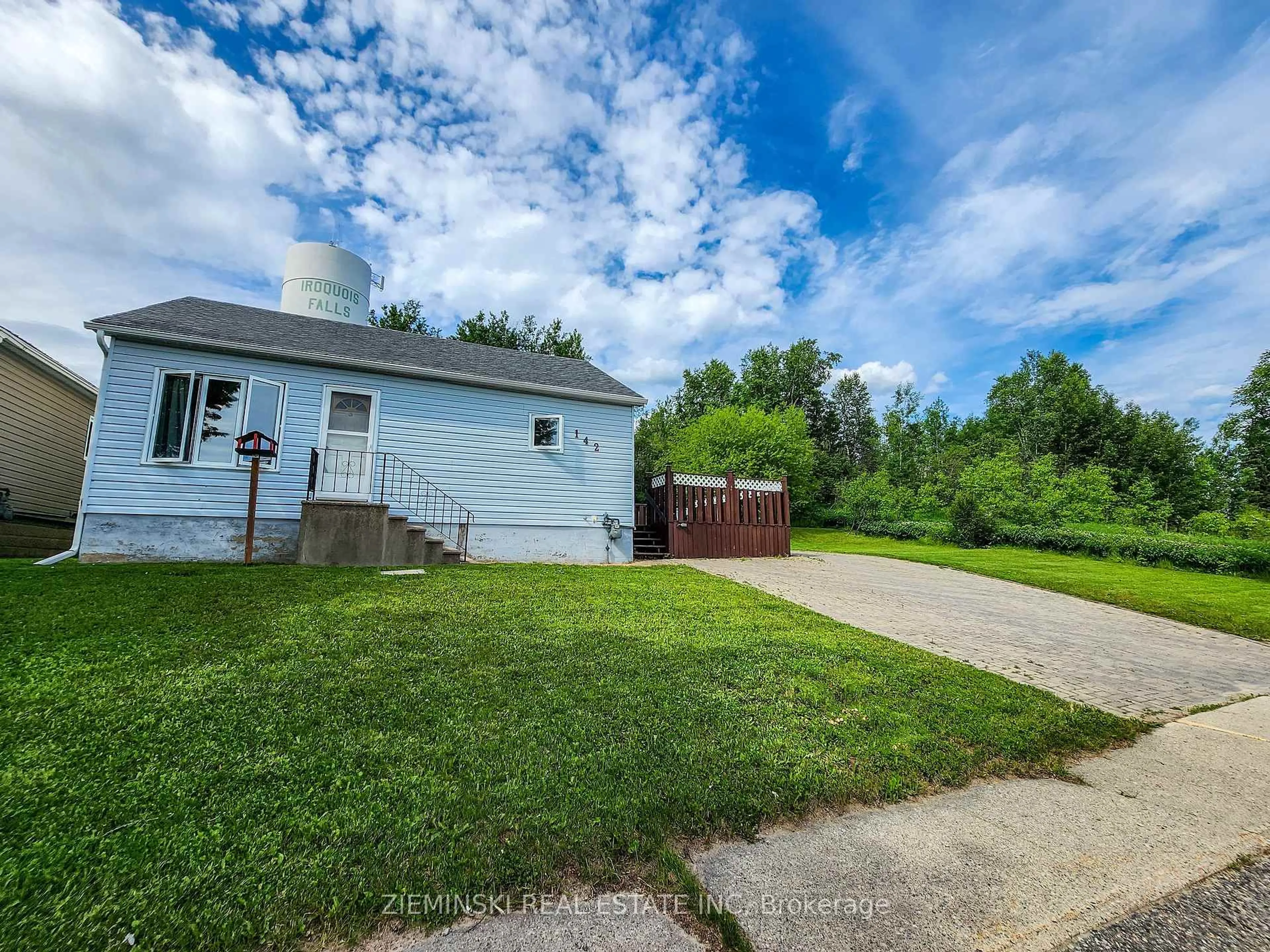 A pic from outside/outdoor area/front of a property/back of a property/a pic from drone, street for 142 Anson Dr, Iroquois Falls Ontario P0K 1E0