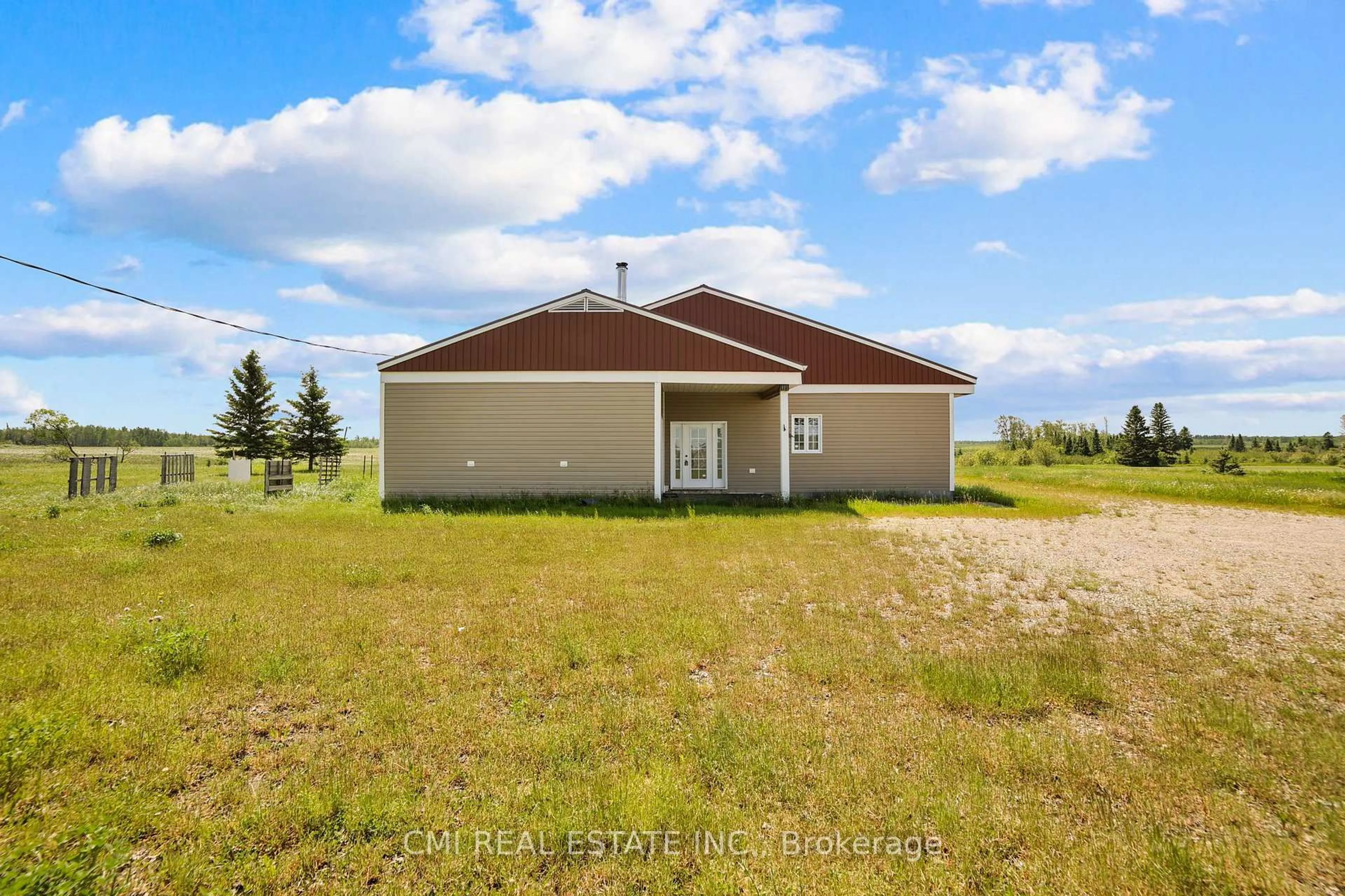 A pic from outside/outdoor area/front of a property/back of a property/a pic from drone, building for 1632 Conc 2 & 3 Rd, Cochrane Ontario P0L 1C0