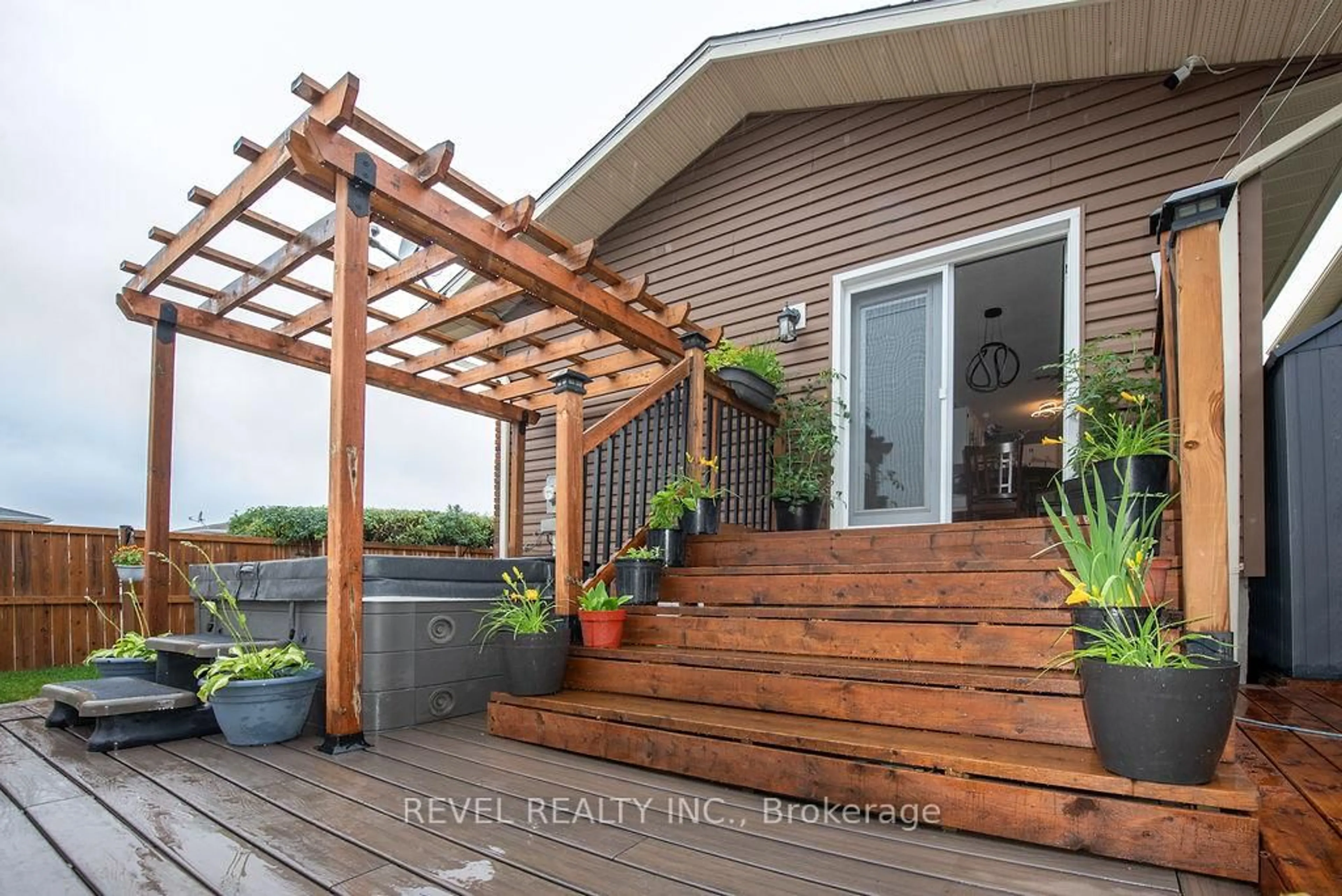 Indoor entryway for 545 Lonergan Blvd, Timmins Ontario P4P 1C8