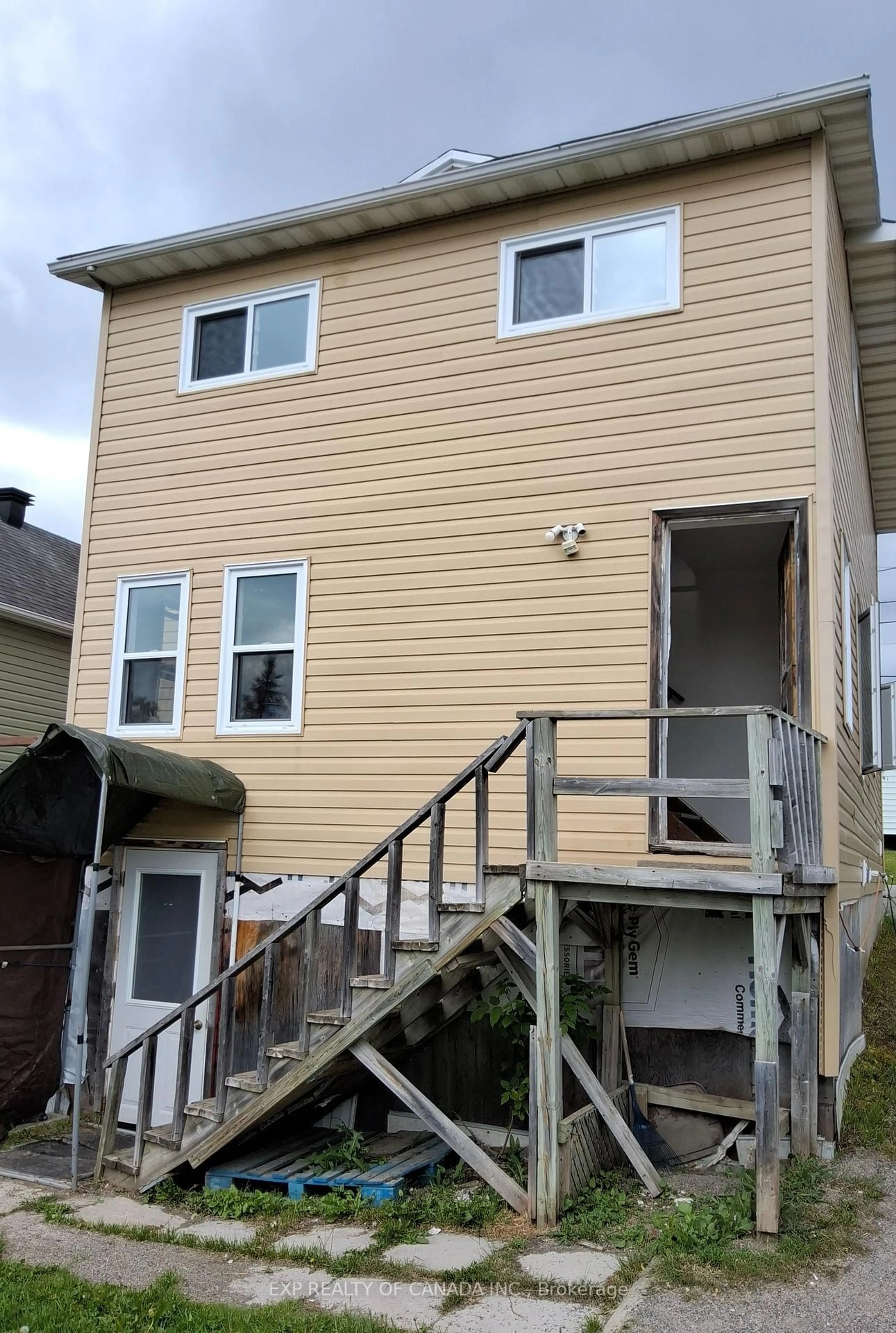 Home with vinyl exterior material, street for 90 Avenue Rd, Timmins Ontario P4N 5E3