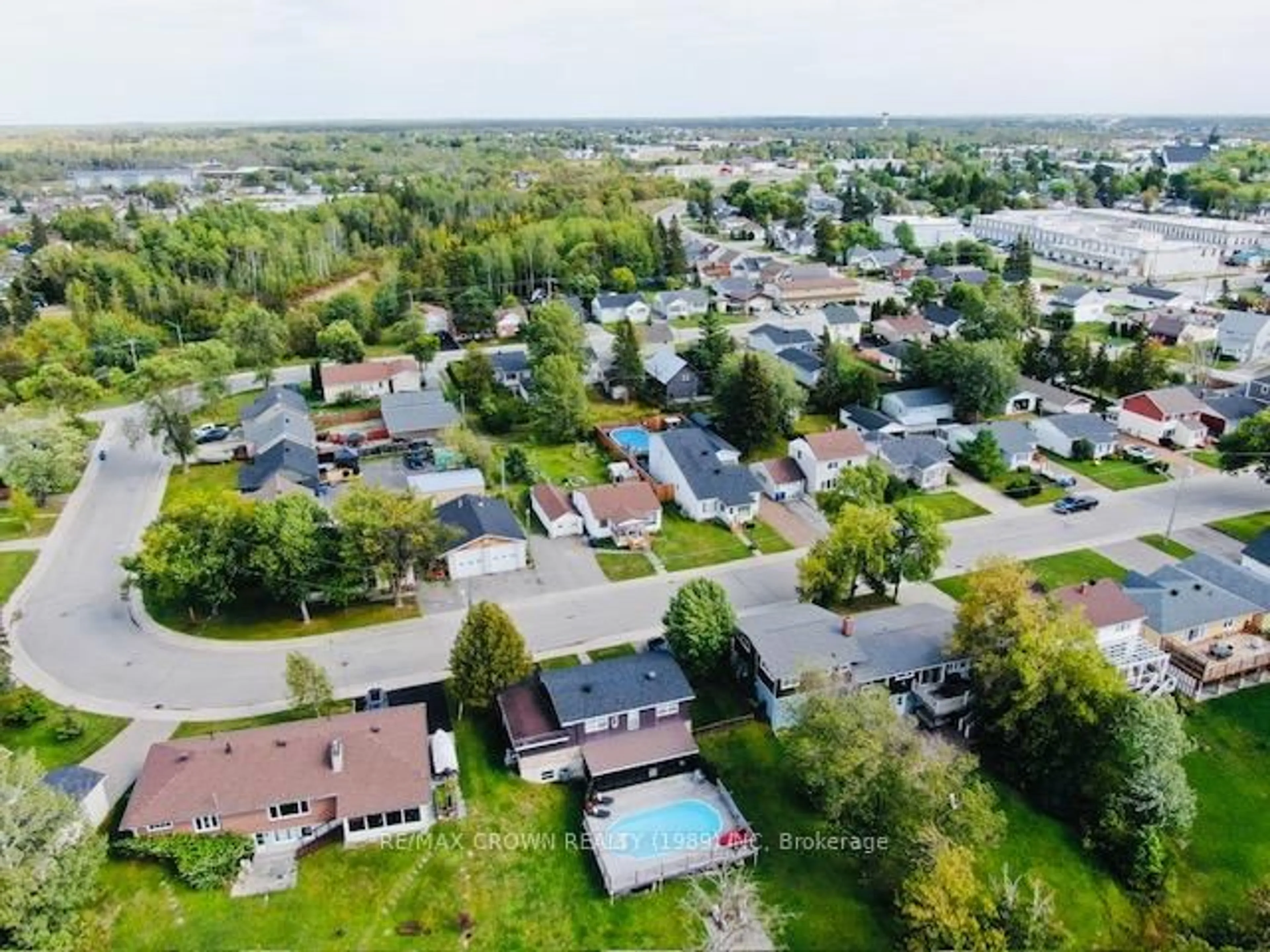 A pic from outside/outdoor area/front of a property/back of a property/a pic from drone, street for 17 A Park Cres, Kapuskasing Ontario P5N 1M6