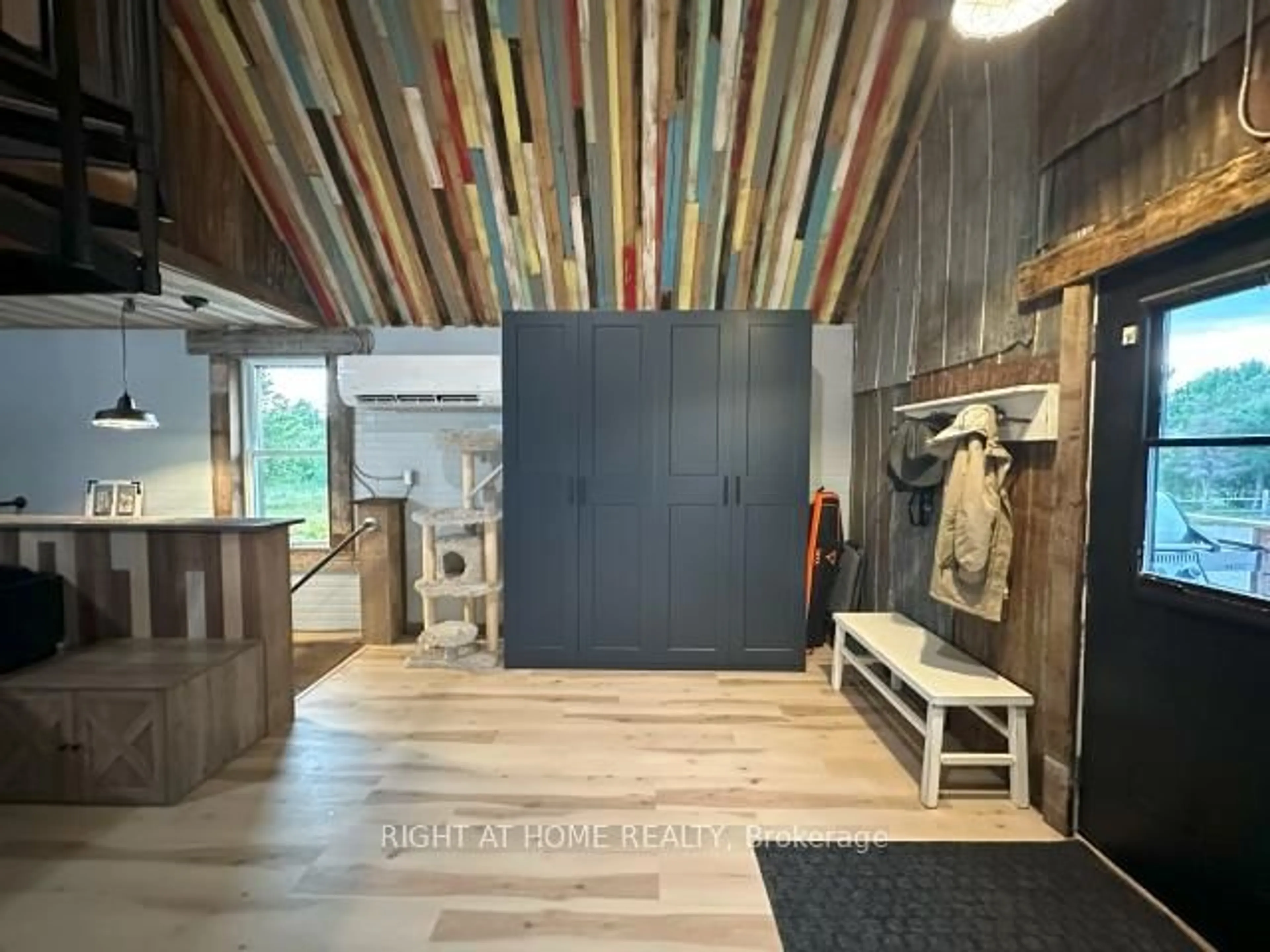 Indoor entryway for 680 Peltola Rd, Cochrane Ontario P0L 1C0