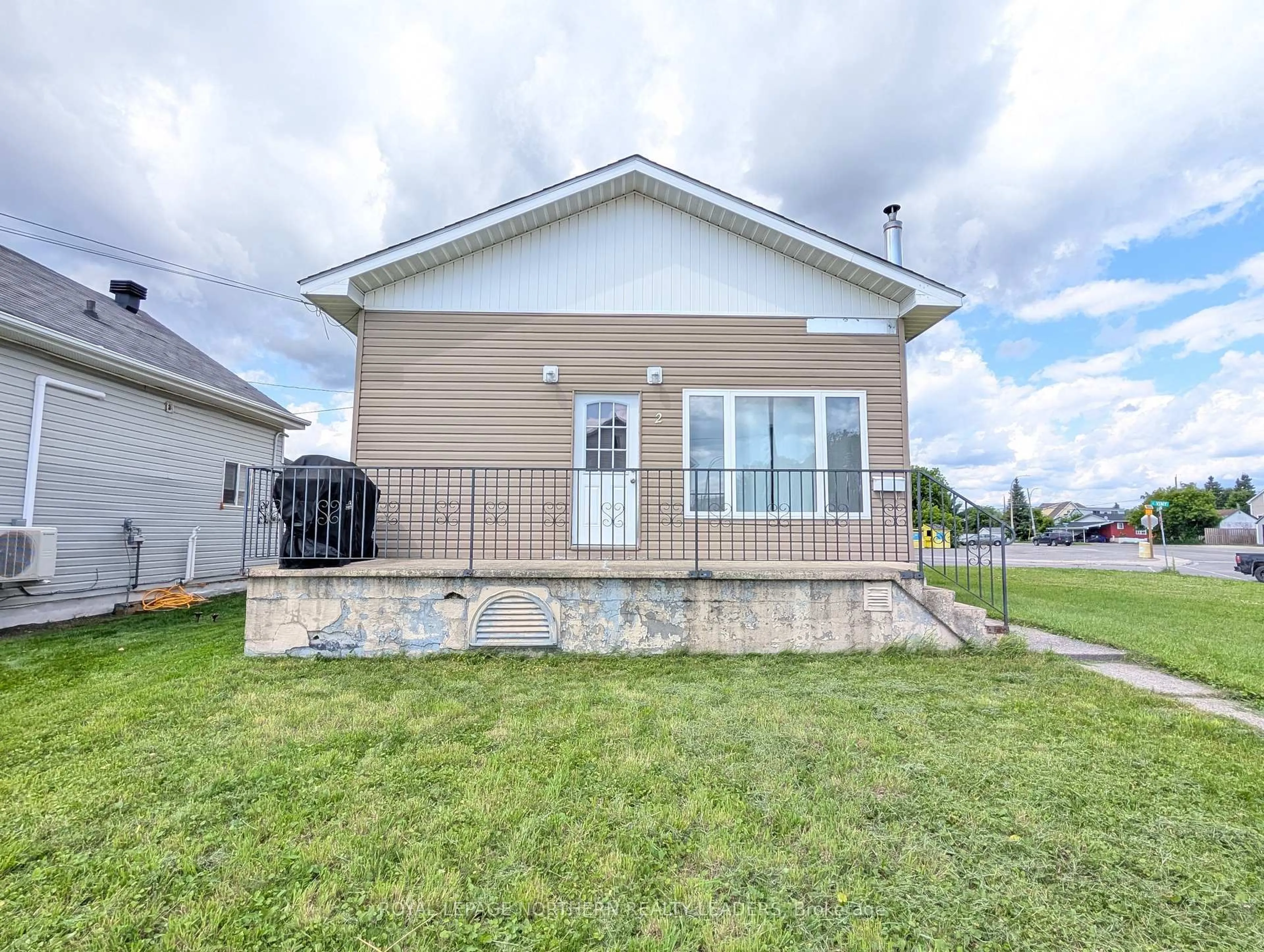 Home with vinyl exterior material, unknown for 2 Laurier Ave, Timmins Ontario P4N 4G5