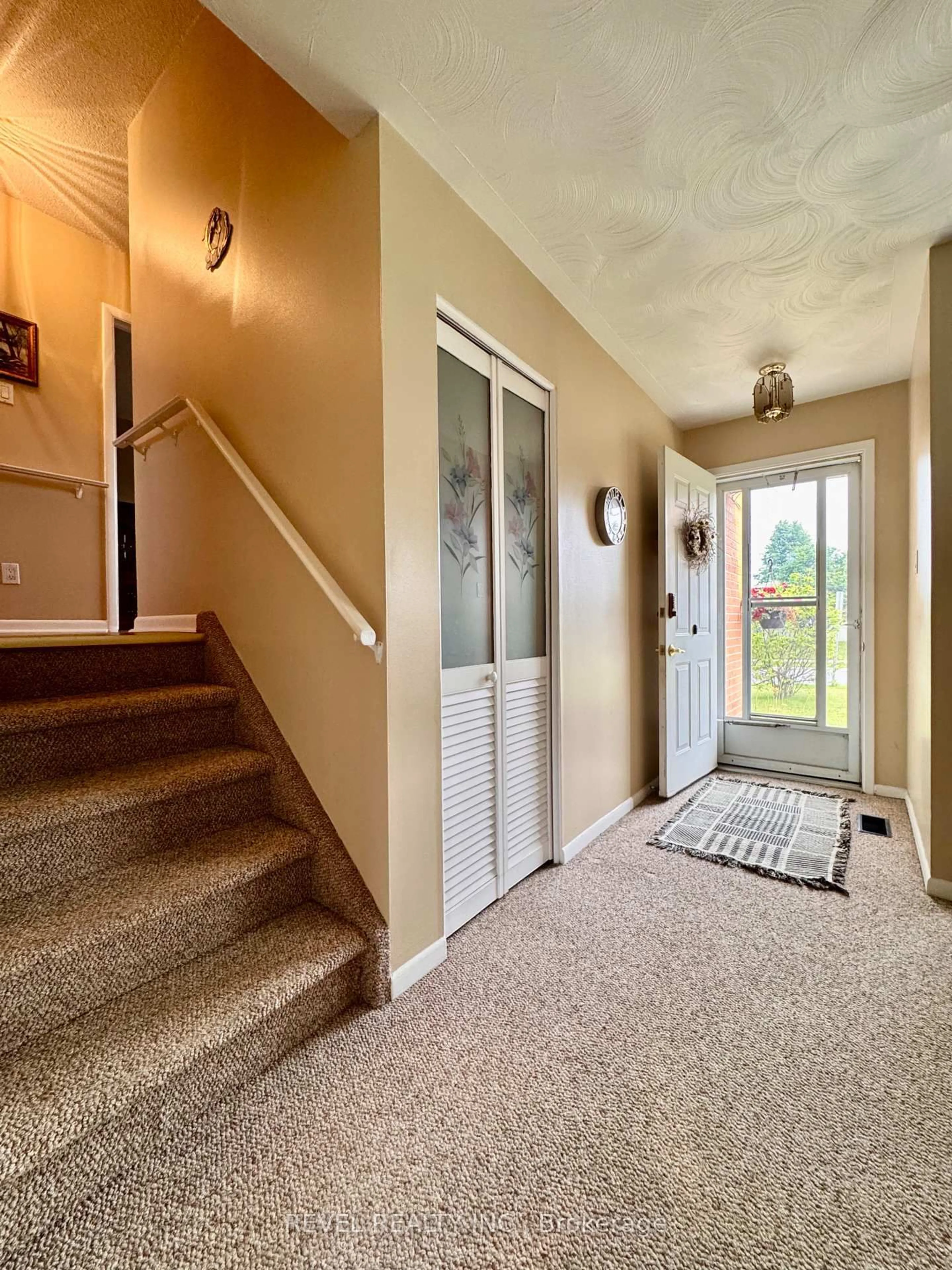 Indoor entryway for 327 Victoria Ave, Timmins Ontario P4N 4R9