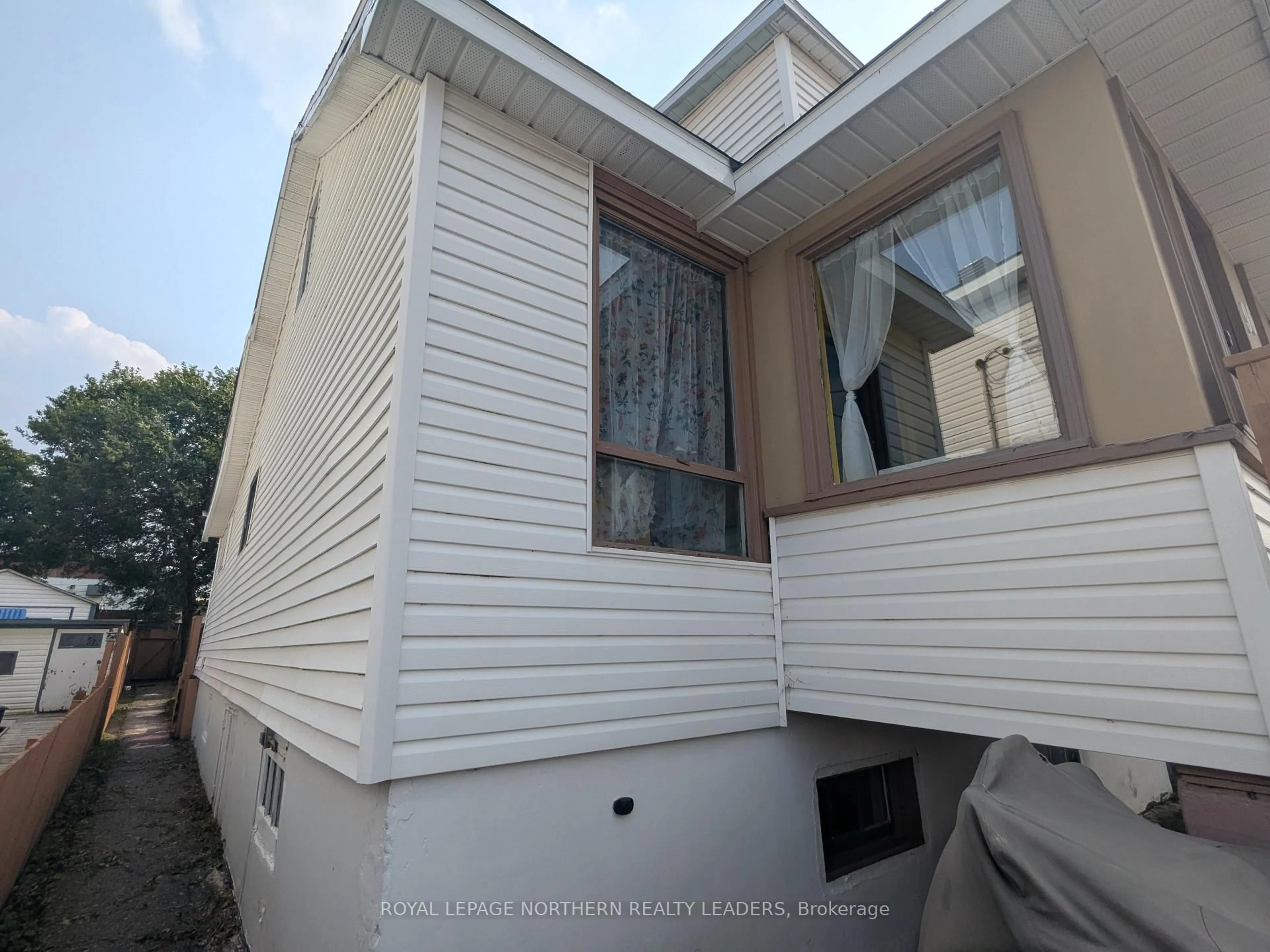 Home with vinyl exterior material, building for 96 Dwyer Ave, Timmins Ontario P0N 1G0