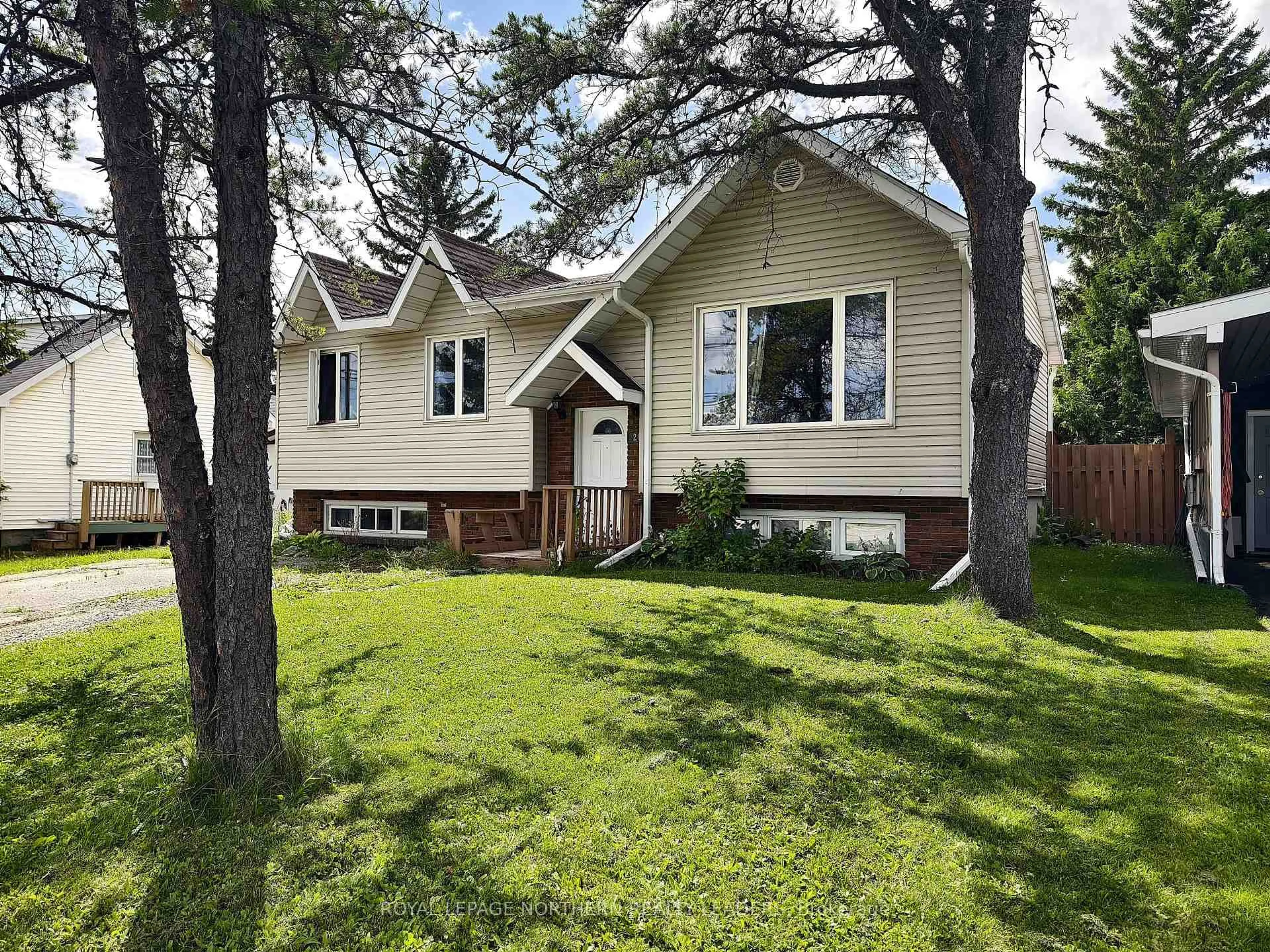 Home with vinyl exterior material, street for 204 Ruth St, Timmins Ontario P0N 1C0
