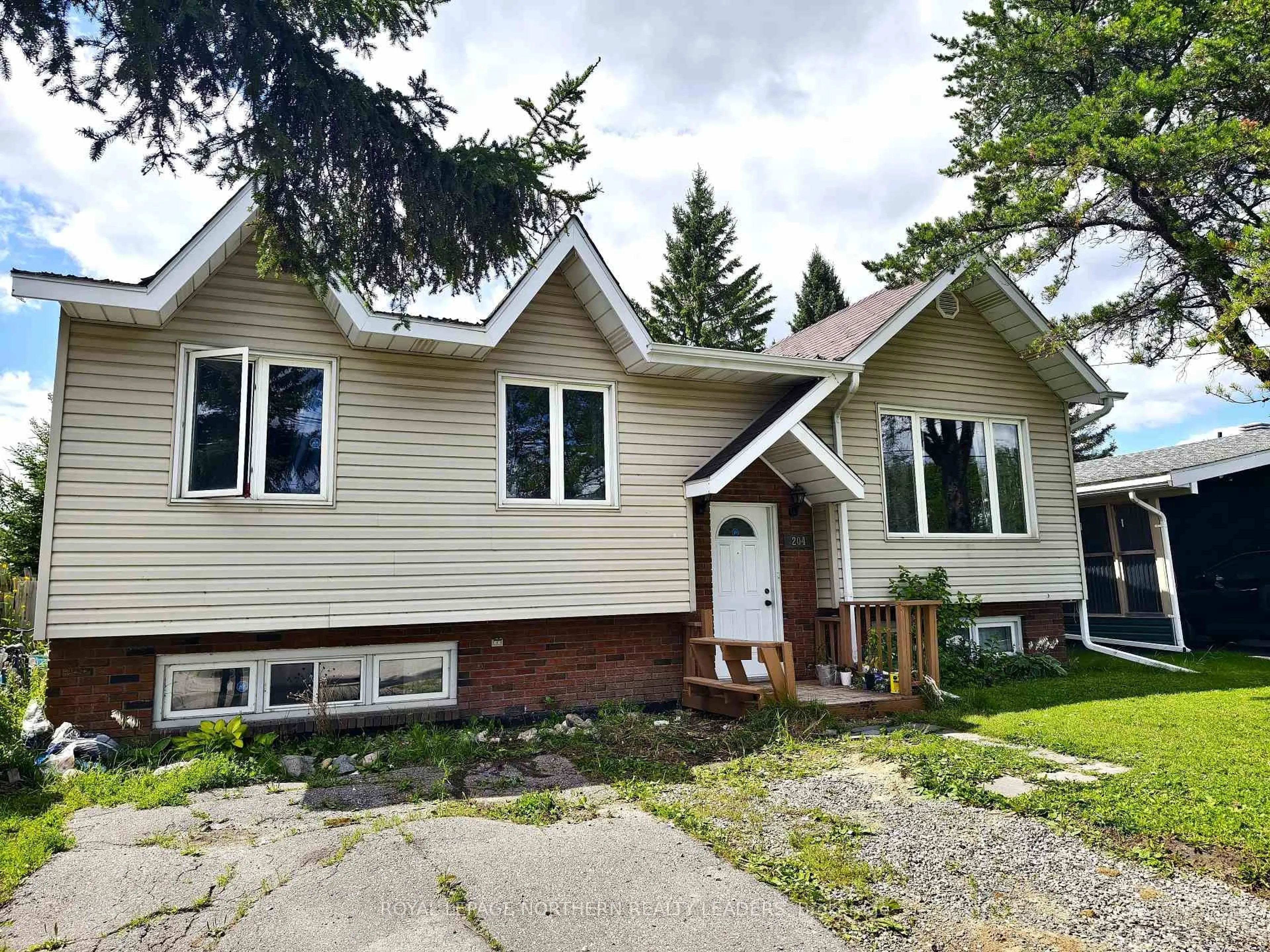 Home with vinyl exterior material, street for 204 Ruth St, Timmins Ontario P0N 1C0