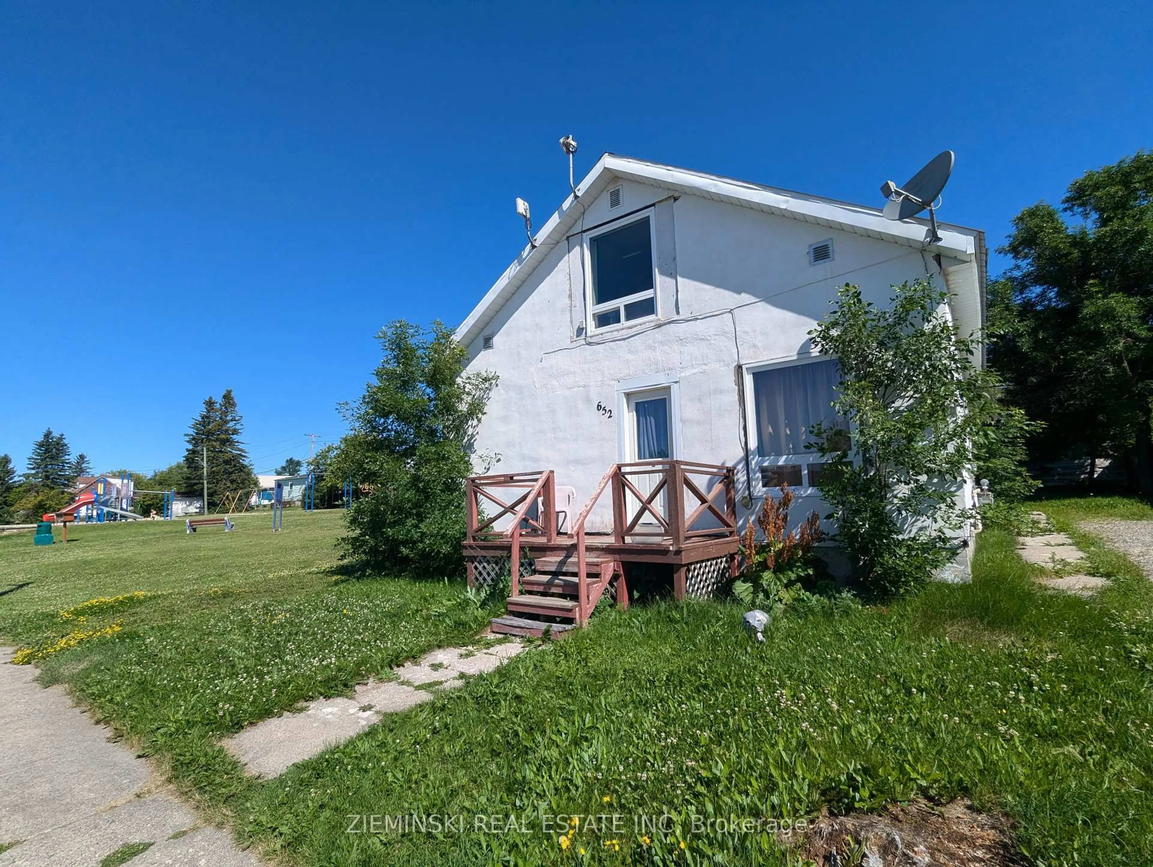 A pic from outside/outdoor area/front of a property/back of a property/a pic from drone, unknown for 652 Montrock St, Iroquois Falls Ontario P0K 1E0