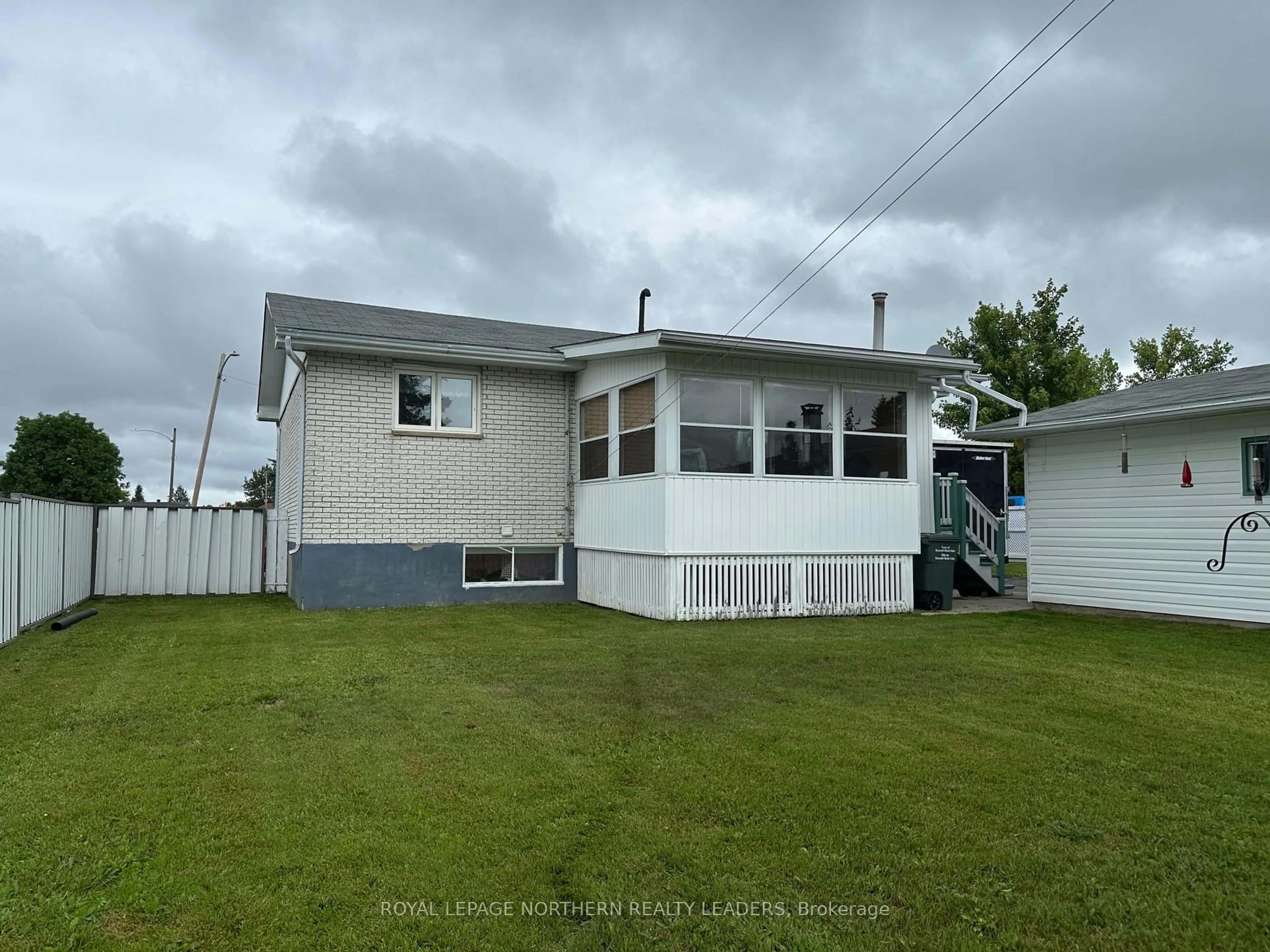 Home with vinyl exterior material, unknown for 88 Pine Ave, Smooth Rock Falls Ontario P0L 2B0