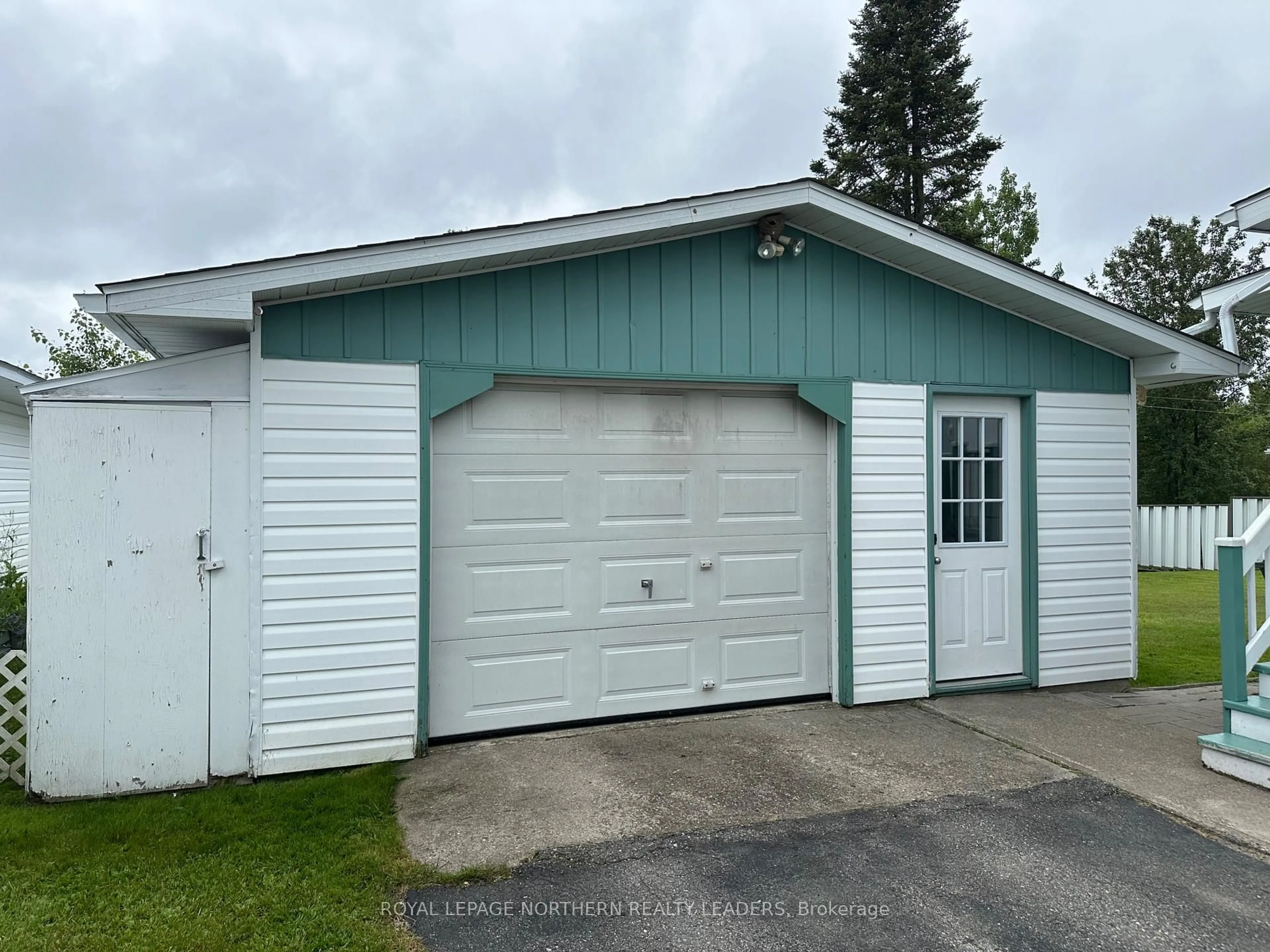 Indoor garage for 88 Pine Ave, Smooth Rock Falls Ontario P0L 2B0