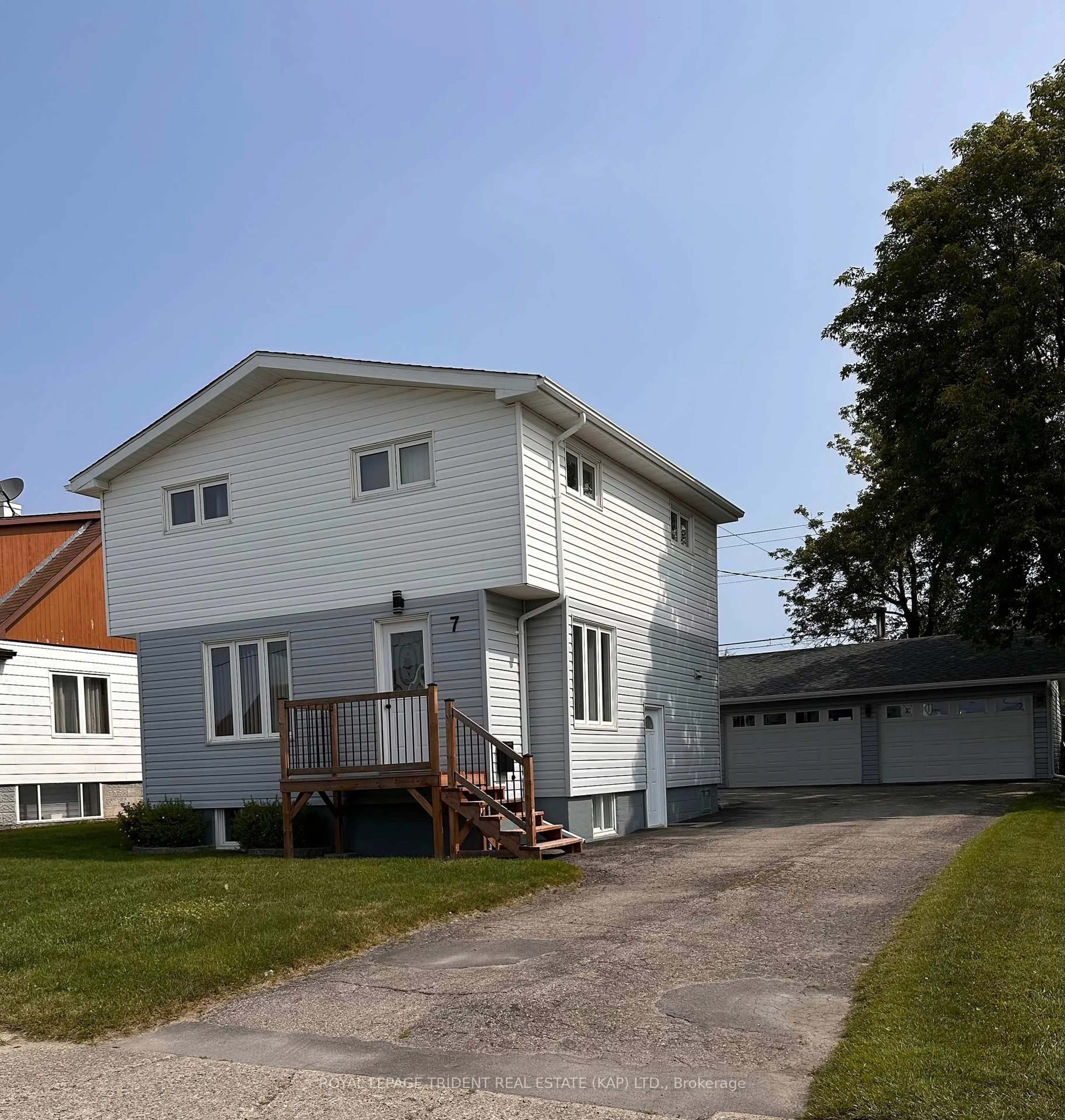 A pic from outside/outdoor area/front of a property/back of a property/a pic from drone, street for 7 Spruce St, Kapuskasing Ontario P5N 1Z5