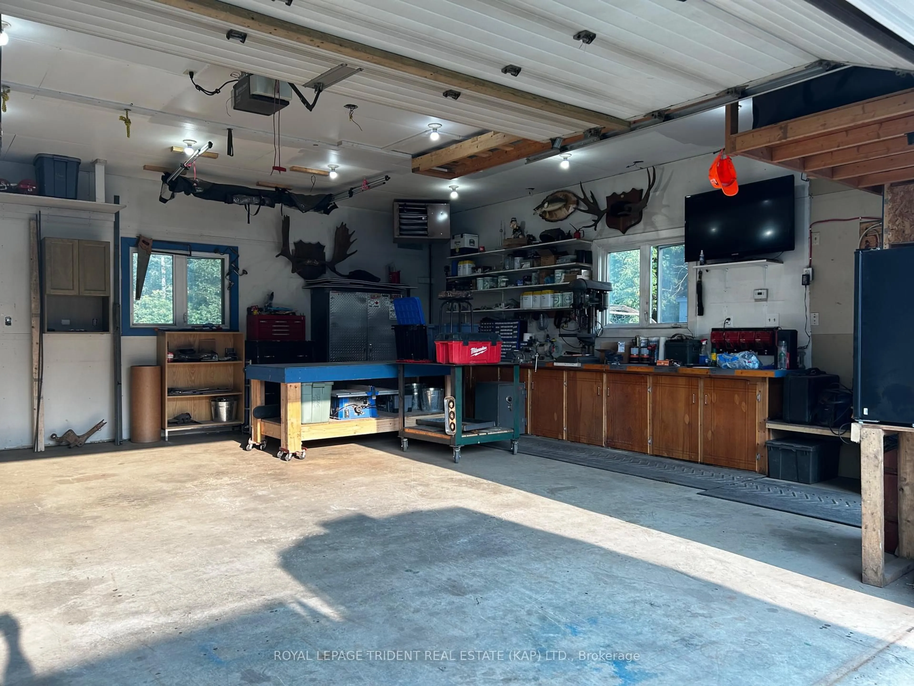 Indoor garage for 19 Ottawa St, Kapuskasing Ontario P5N 1Y4