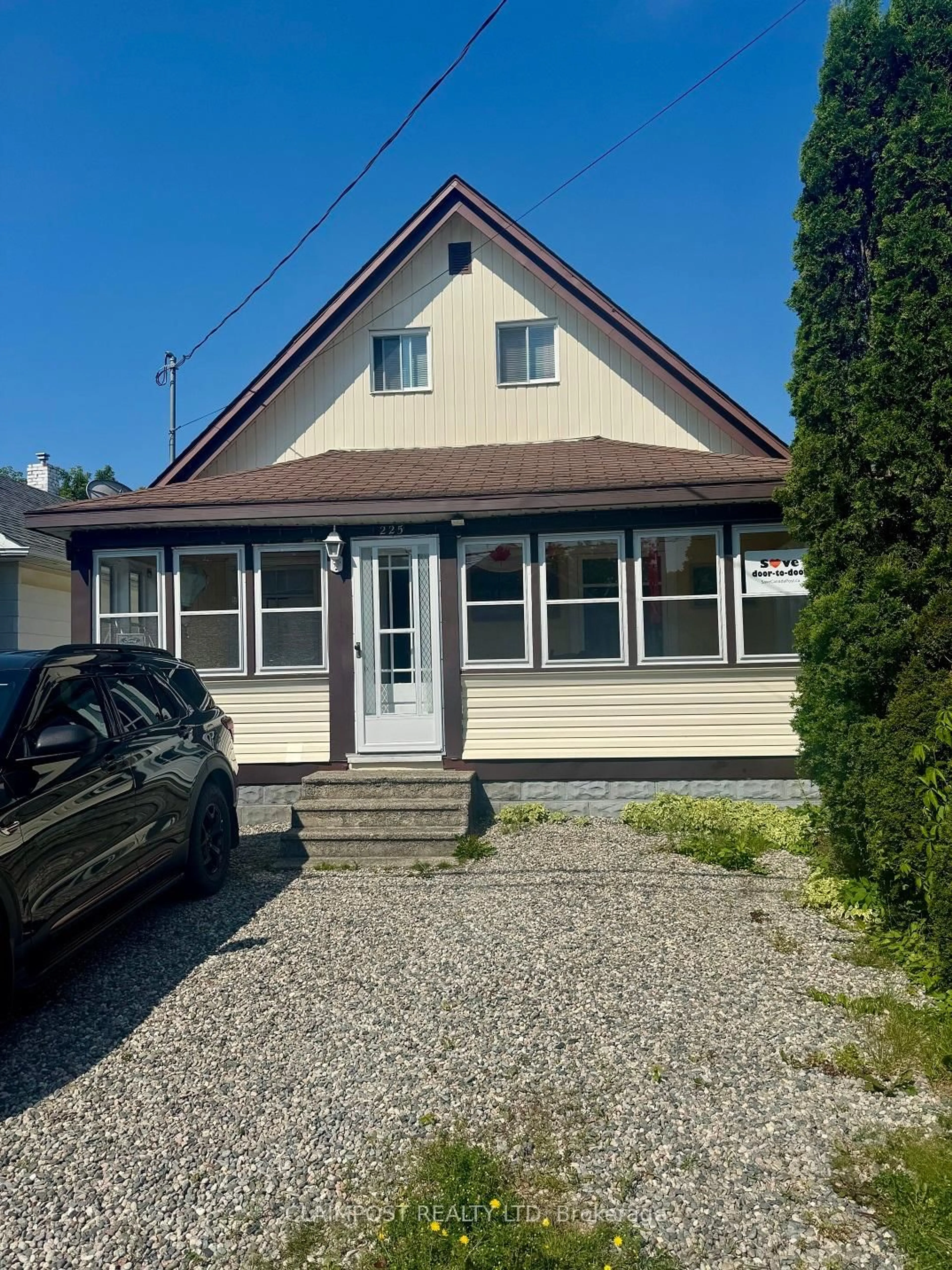 Home with vinyl exterior material, street for 225 Maple St, Timmins Ontario P4N 1Z1