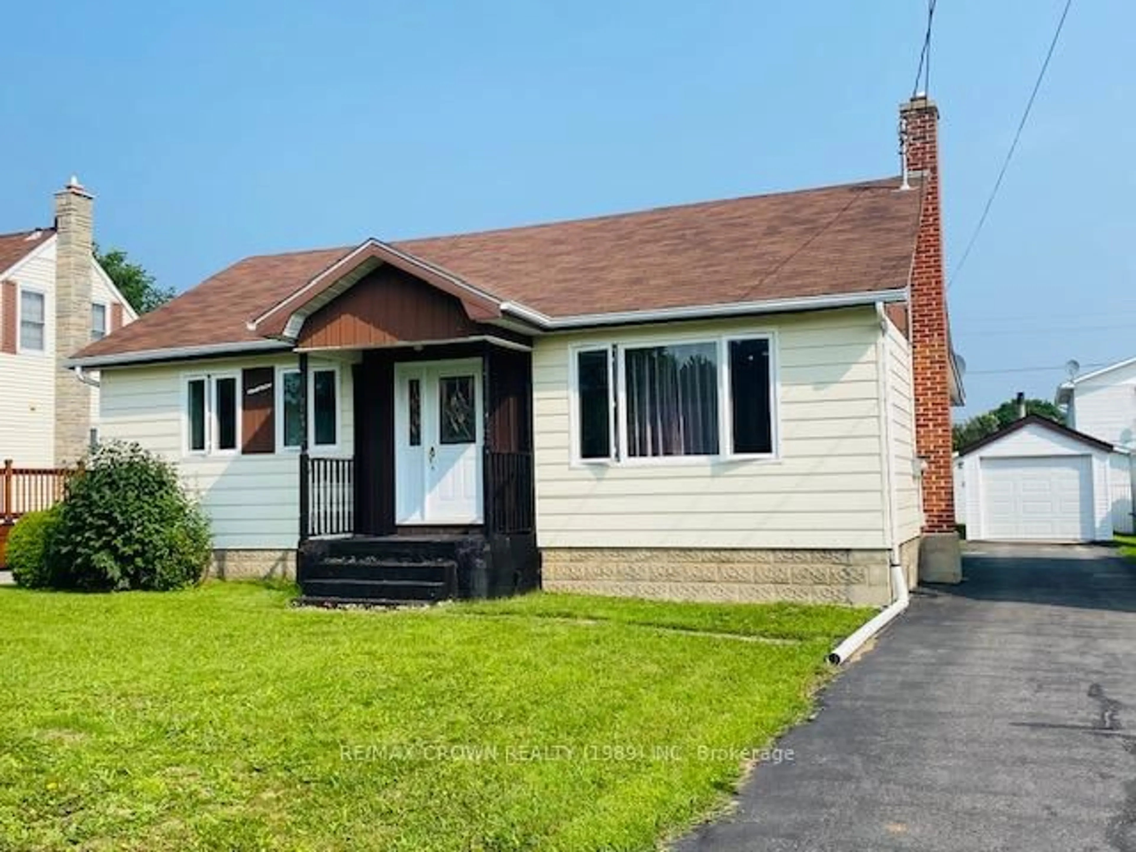 Home with vinyl exterior material, street for 14 7th Ave, Smooth Rock Falls Ontario P0L 2B0