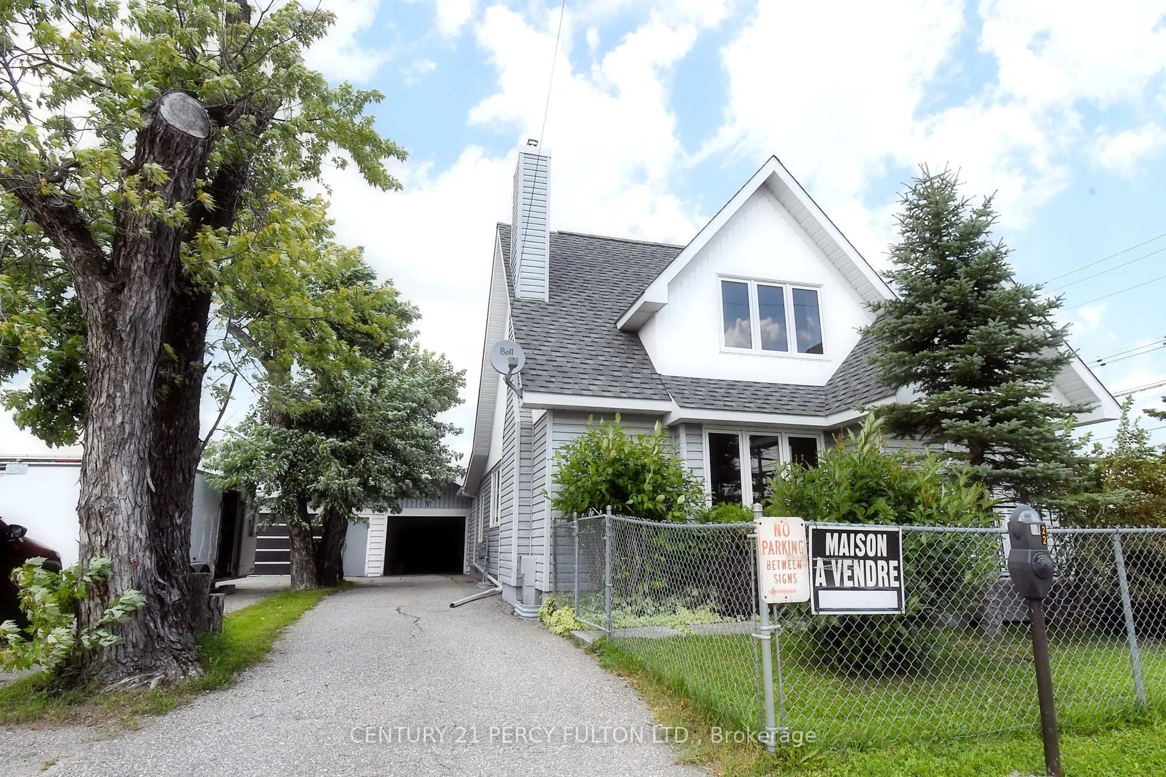 Home with vinyl exterior material, street for 900 Prince St, Hearst Ontario P0L 1N0