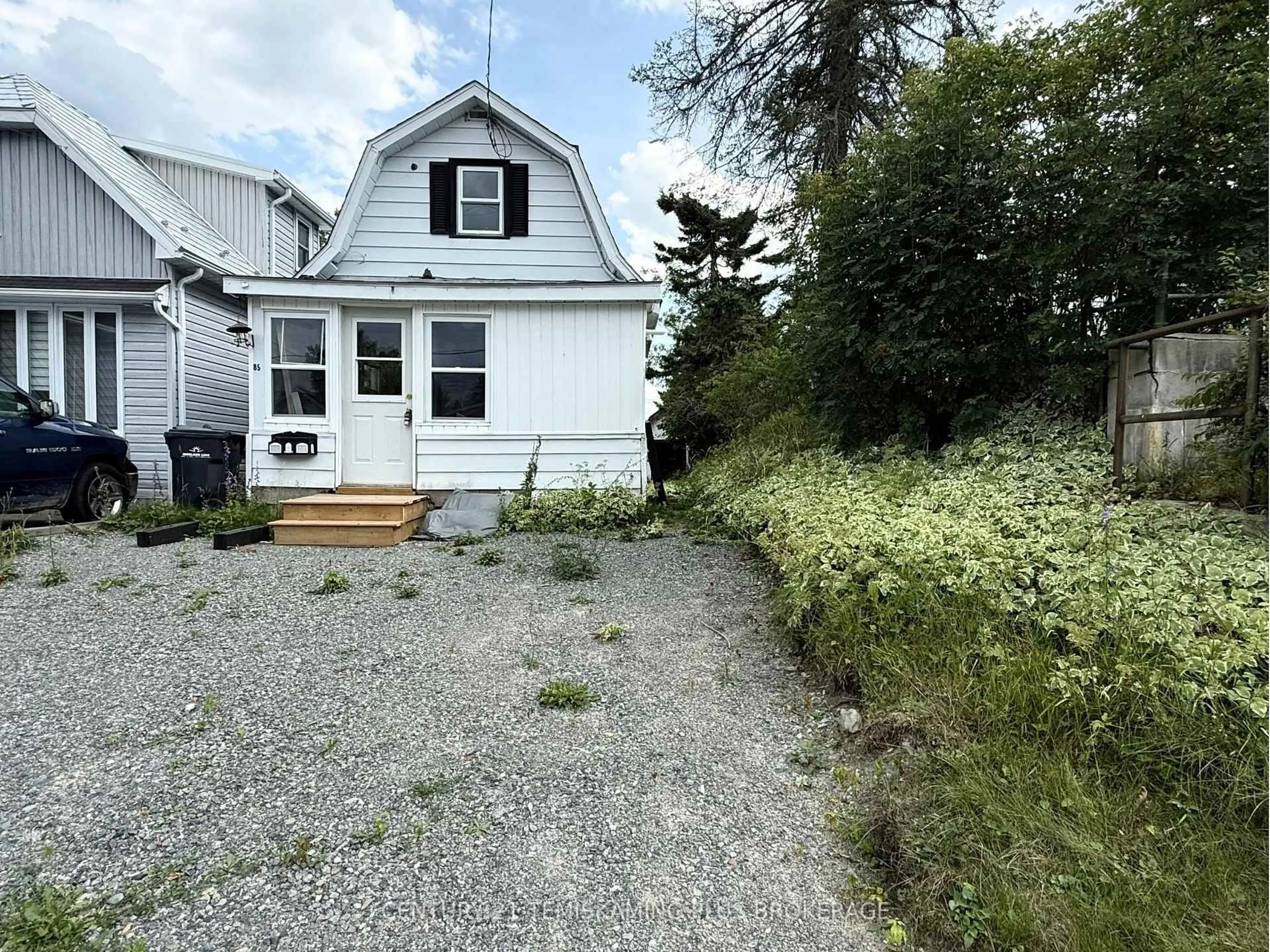 A pic from outside/outdoor area/front of a property/back of a property/a pic from drone, street for 85 Third St, Kirkland Lake Ontario P2N 1S7