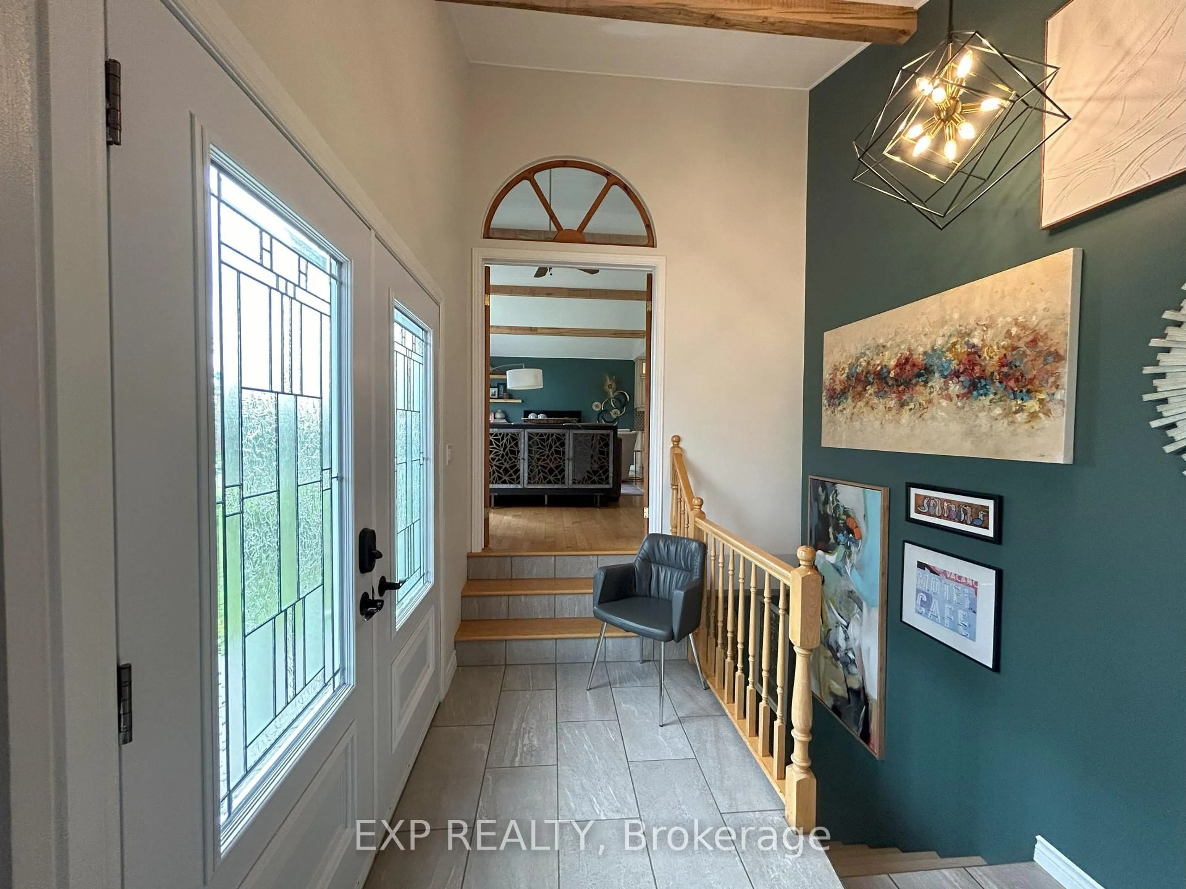 Indoor entryway for 526 Veilleux St, Hearst Ontario P0L 1N0