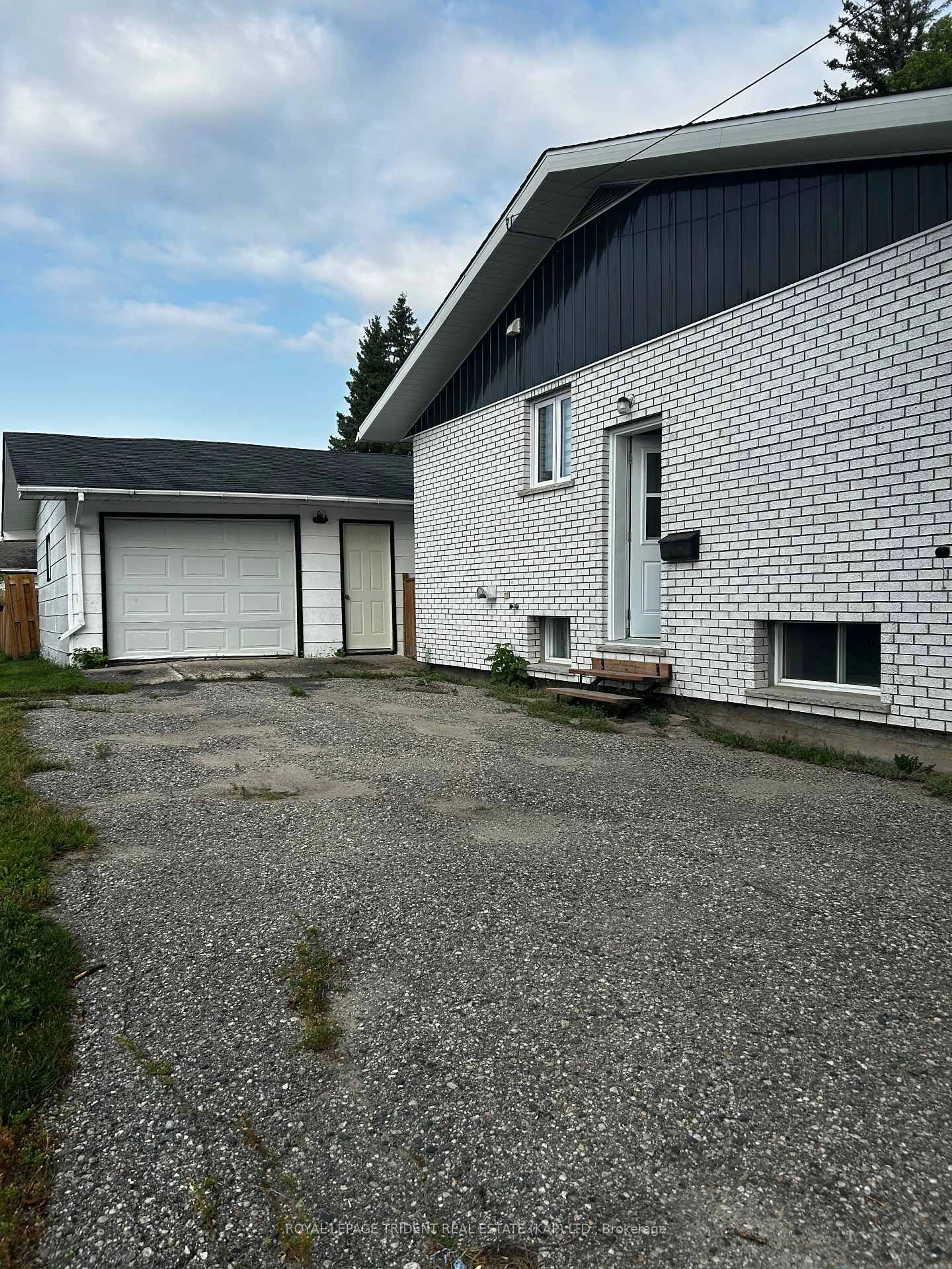 A pic from outside/outdoor area/front of a property/back of a property/a pic from drone, street for 14 Niagara St, Kapuskasing Ontario P5N 2B8