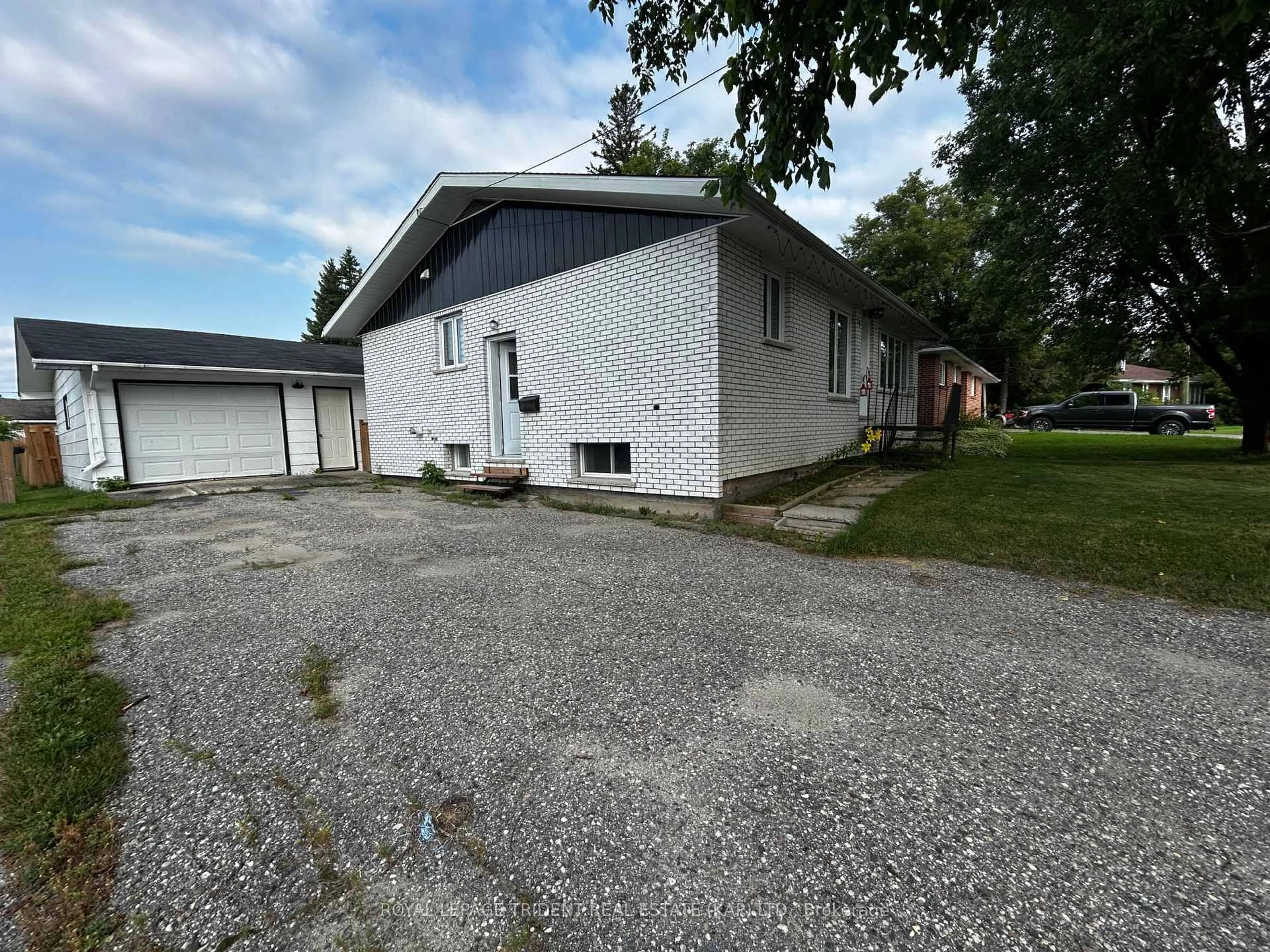 A pic from outside/outdoor area/front of a property/back of a property/a pic from drone, street for 14 Niagara St, Kapuskasing Ontario P5N 2B8