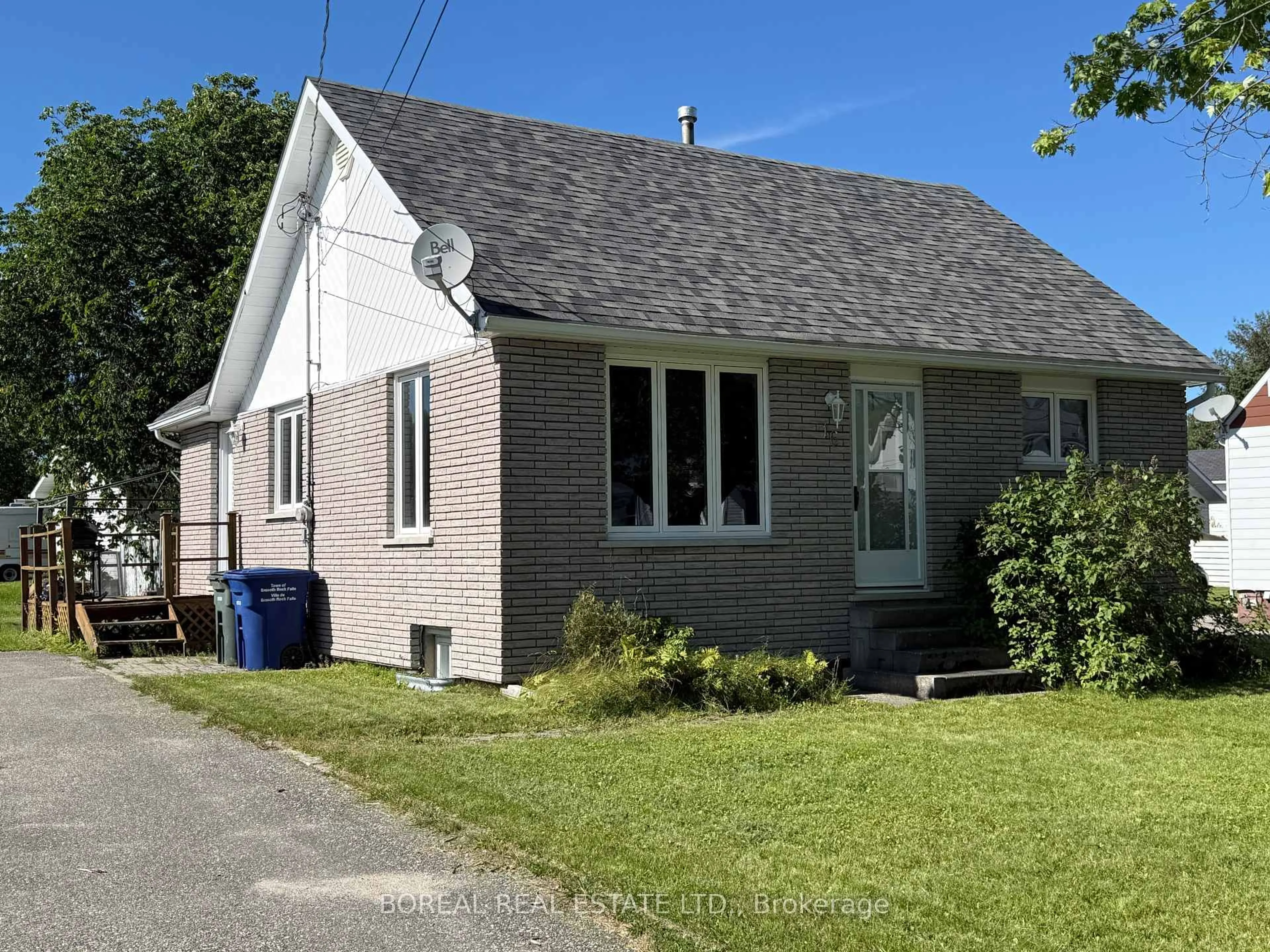 Home with vinyl exterior material, street for 16 Sixth St, Smooth Rock Falls Ontario P0L 2B0
