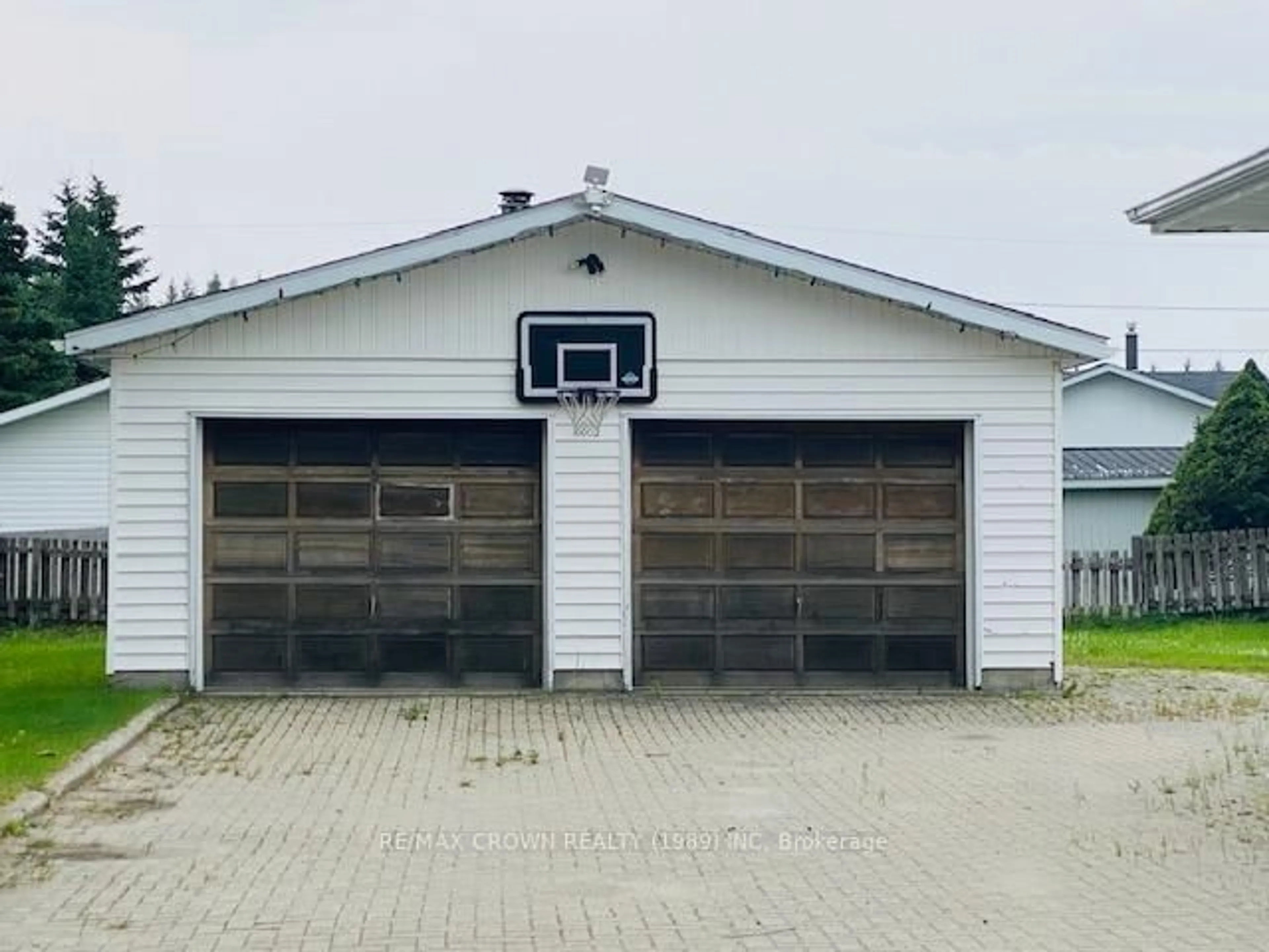 Indoor garage for 10 LEONARD Ave, Kapuskasing Ontario P0L 1V0