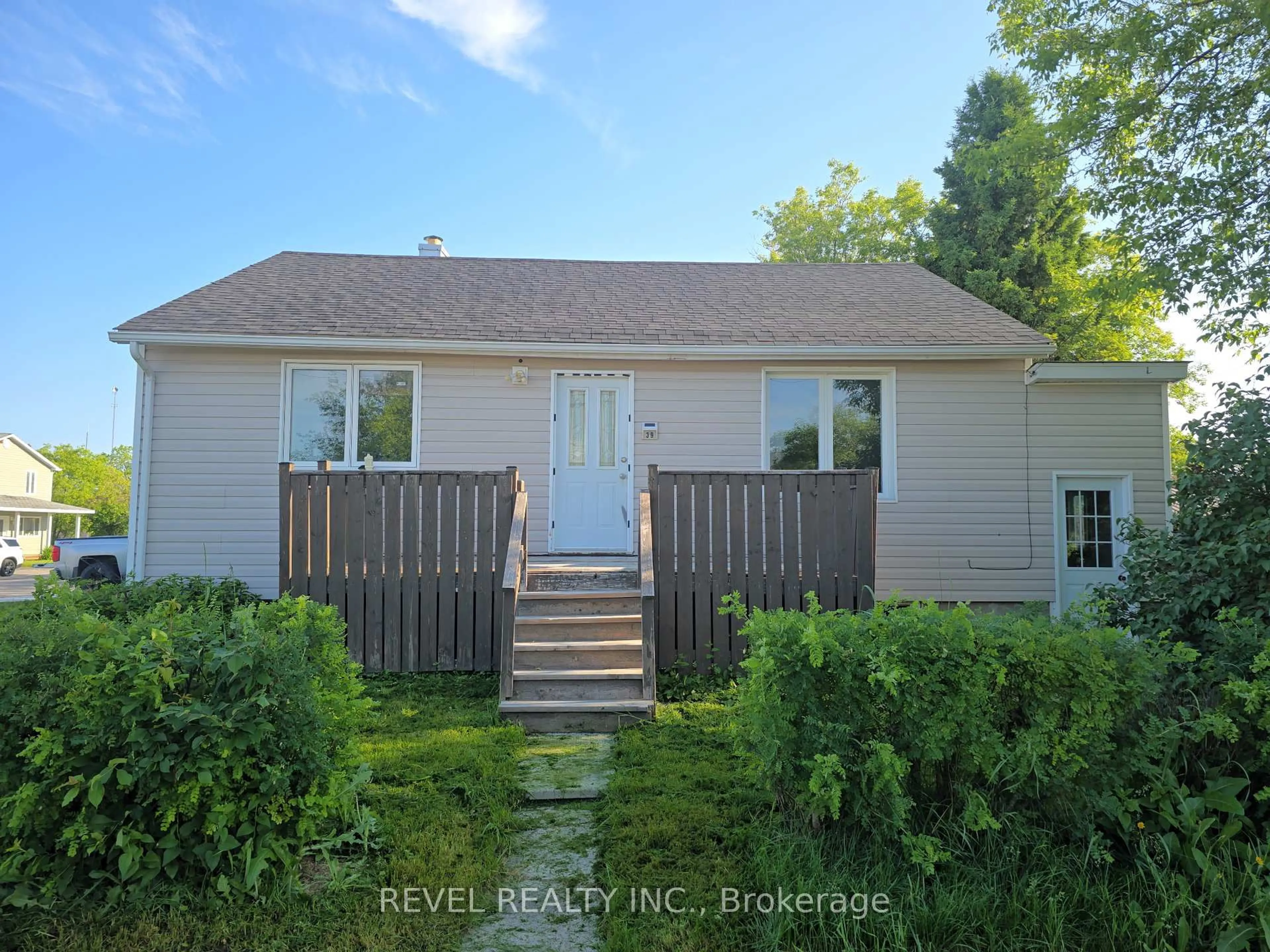 A pic from outside/outdoor area/front of a property/back of a property/a pic from drone, street for 39 Fourth St, Cochrane Ontario P0L 1C0
