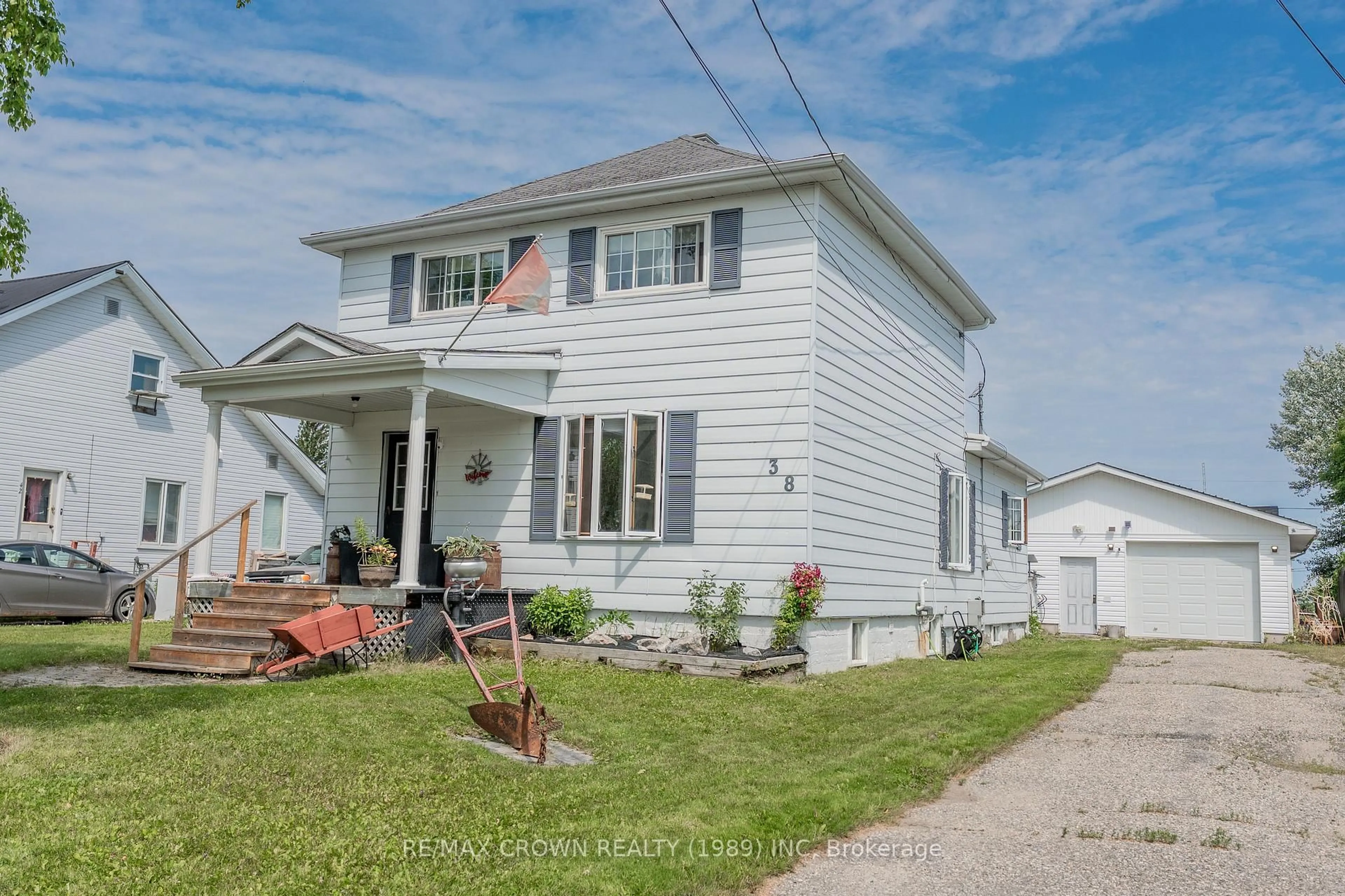 Home with vinyl exterior material, street for 38 Third Ave, Smooth Rock Falls Ontario P0L 2B0