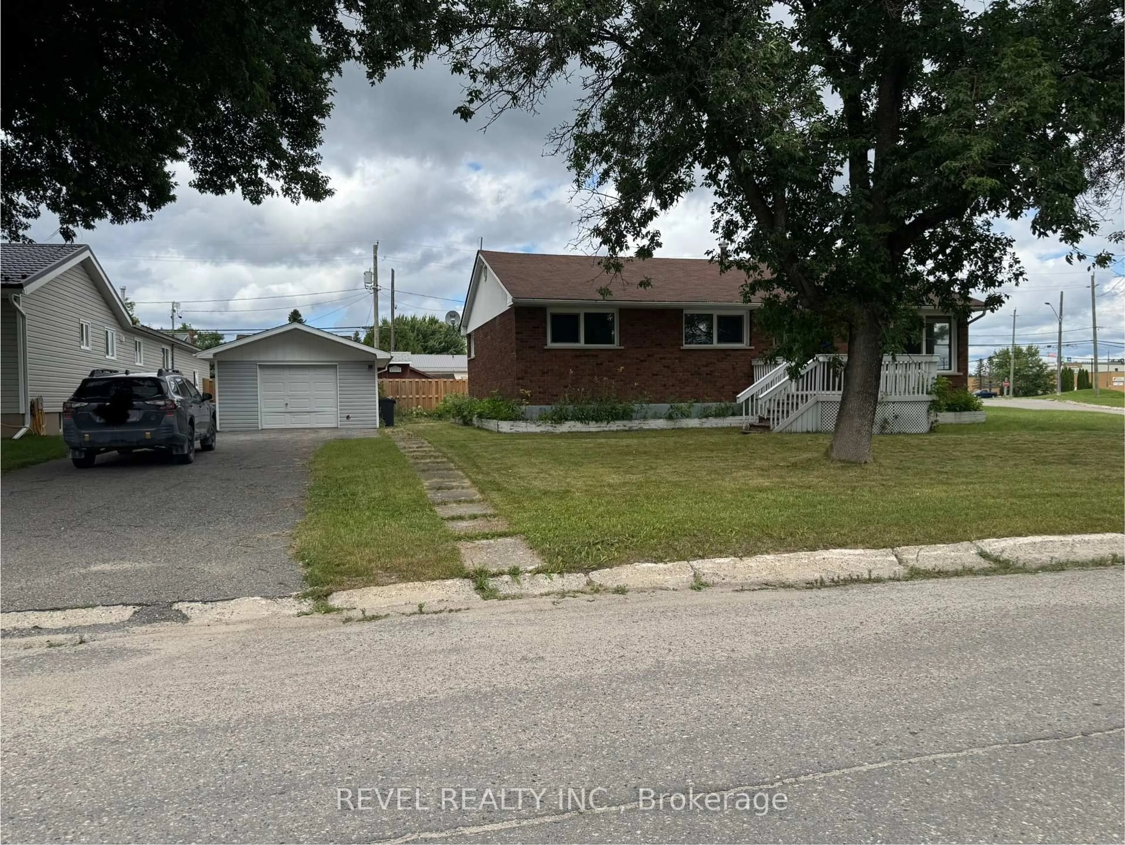 A pic from outside/outdoor area/front of a property/back of a property/a pic from drone, street for 602 Reynolds St, Iroquois Falls Ontario P0K 1E0