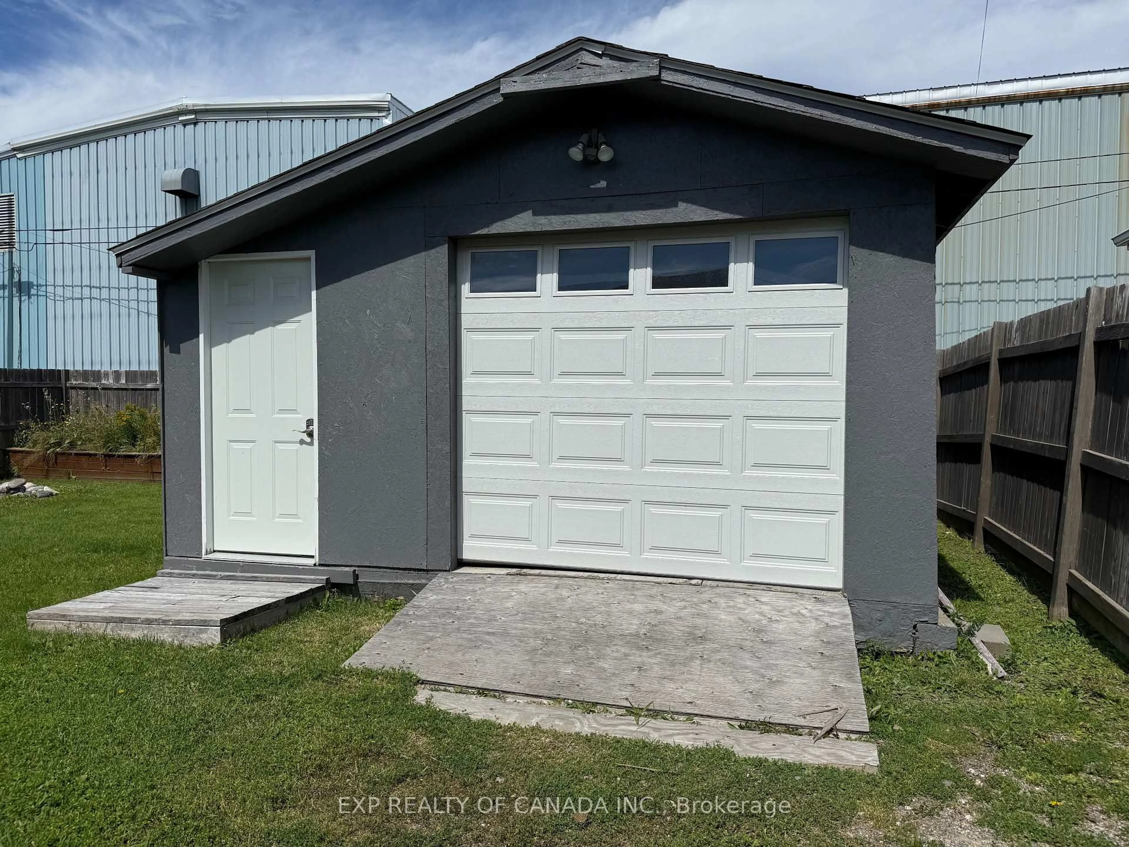 Indoor garage for 32 William Ave, Timmins Ontario P0N 1H0