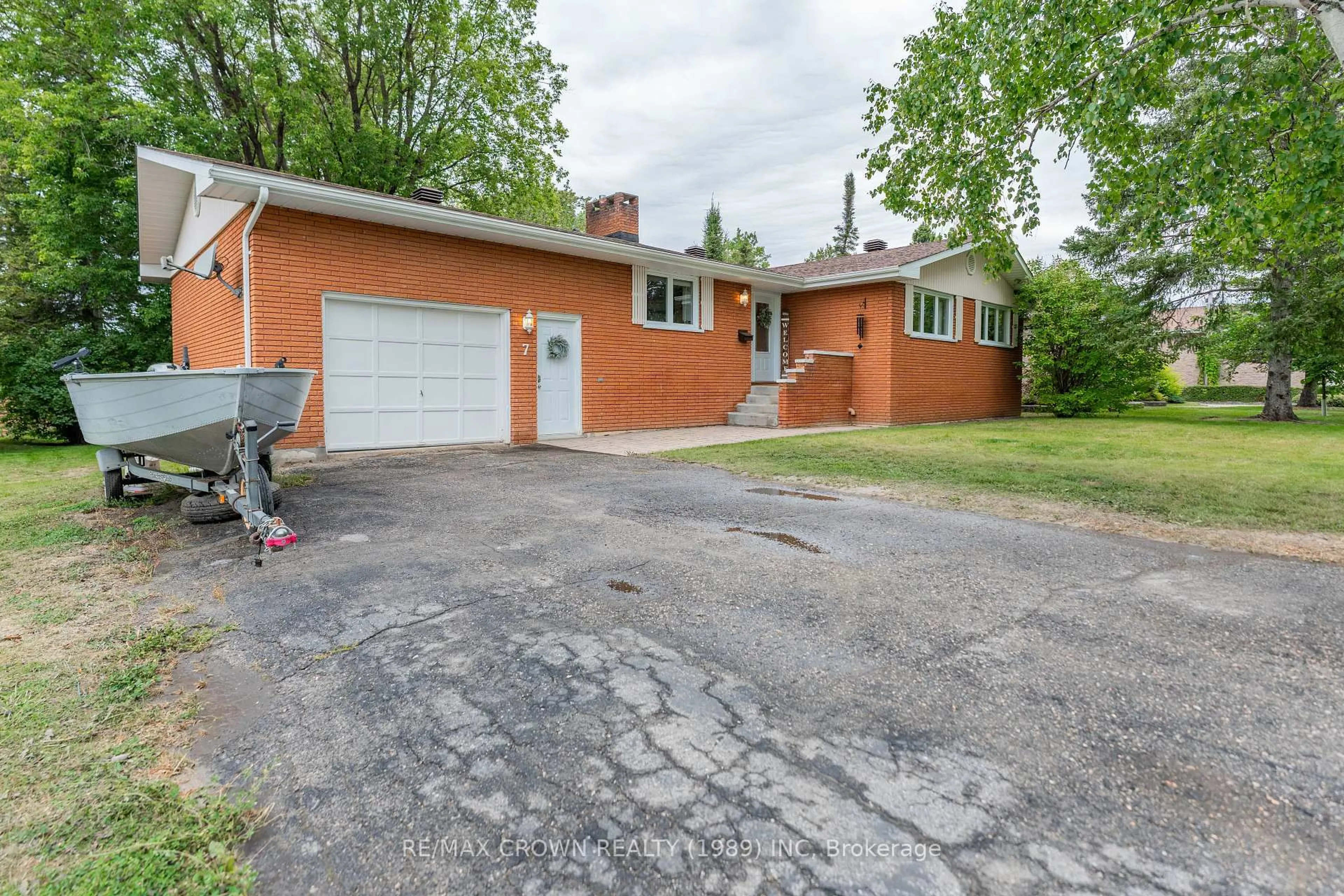A pic from outside/outdoor area/front of a property/back of a property/a pic from drone, street for 7 Sussex Pl, Kapuskasing Ontario P5N 1M3